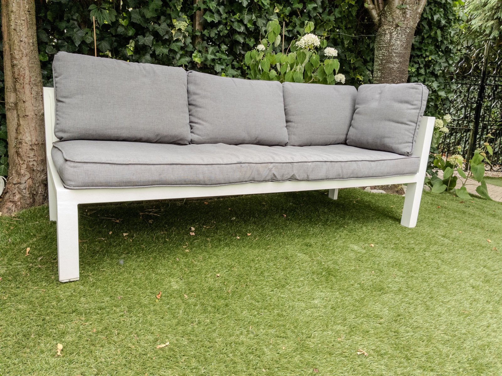Witte tuinbank / lounchebank met grijze kussens, Ophalen, Gebruikt, Aluminium