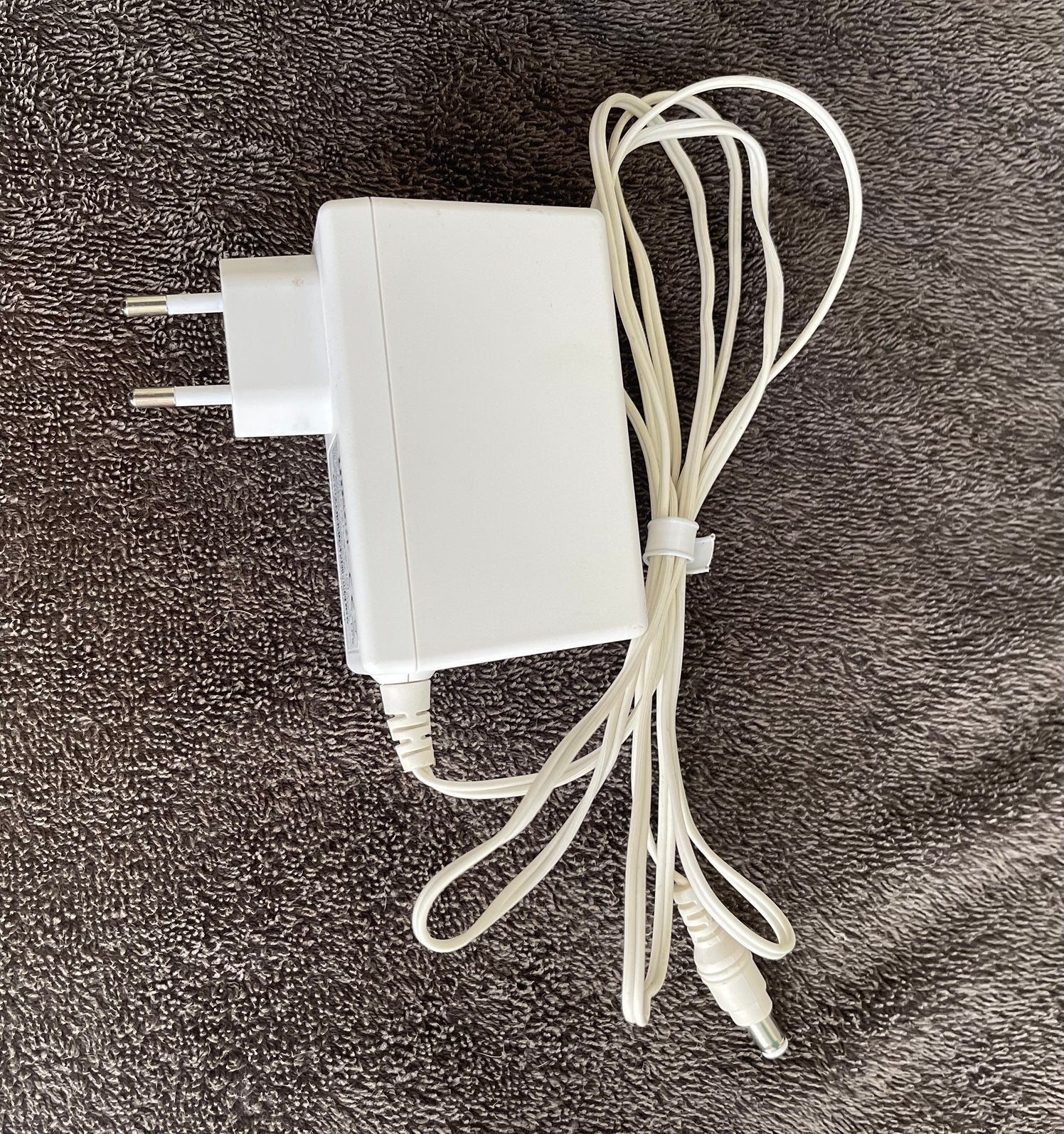 Adapter of voeding 12v-2,5a, Ophalen of Verzenden, Gebruikt, Adapter, Universeel