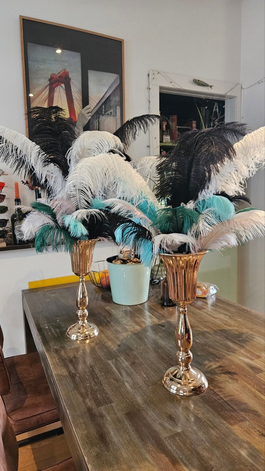 2 goudkleurige vazen met grote veren, Ophalen, Kunststof, Inclusief decoratie, Zo goed als nieuw
