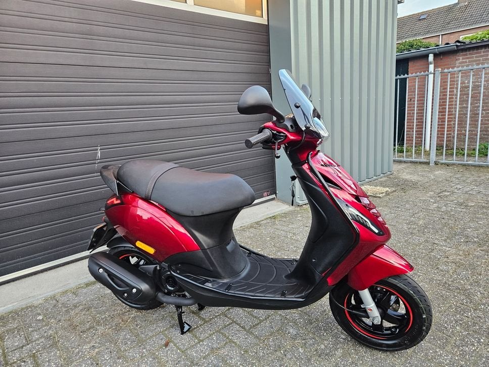 PIAGGIO ZIP 4T E5 BROM BJ 12-2024 CANDY RED 2615 KM + OPTIES, PIAGGIO, Onbekend, 49 cc, Onbekend