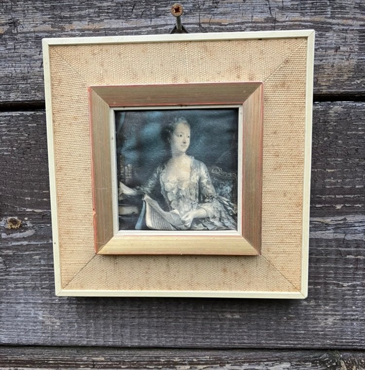 Goudkleurige lijst met “Madame de pompadour” van zijde, Antiek en Kunst, Curiosa en Brocante, Ophalen of Verzenden