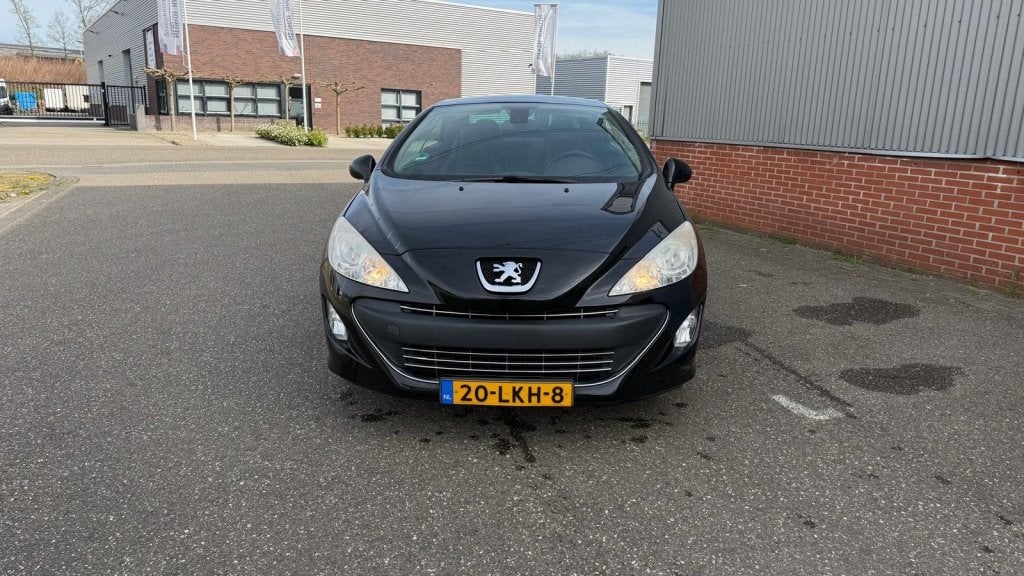 Foto 6 van Peugeot 308 CC 1.6 THP Noir & Blanc (bj 2010)