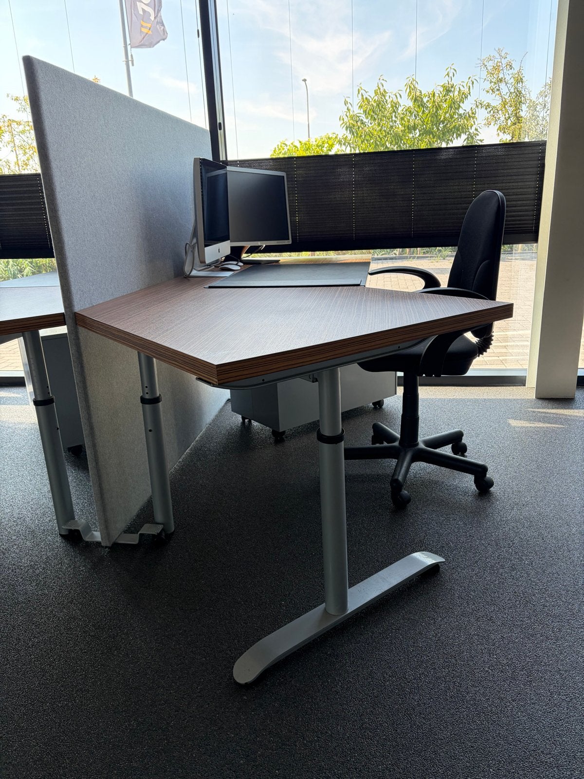 Modern hoekbureau met verstelbare poten, Huis en Inrichting, Bureaus, Ophalen, Gebruikt, Hout, Hoekbureau