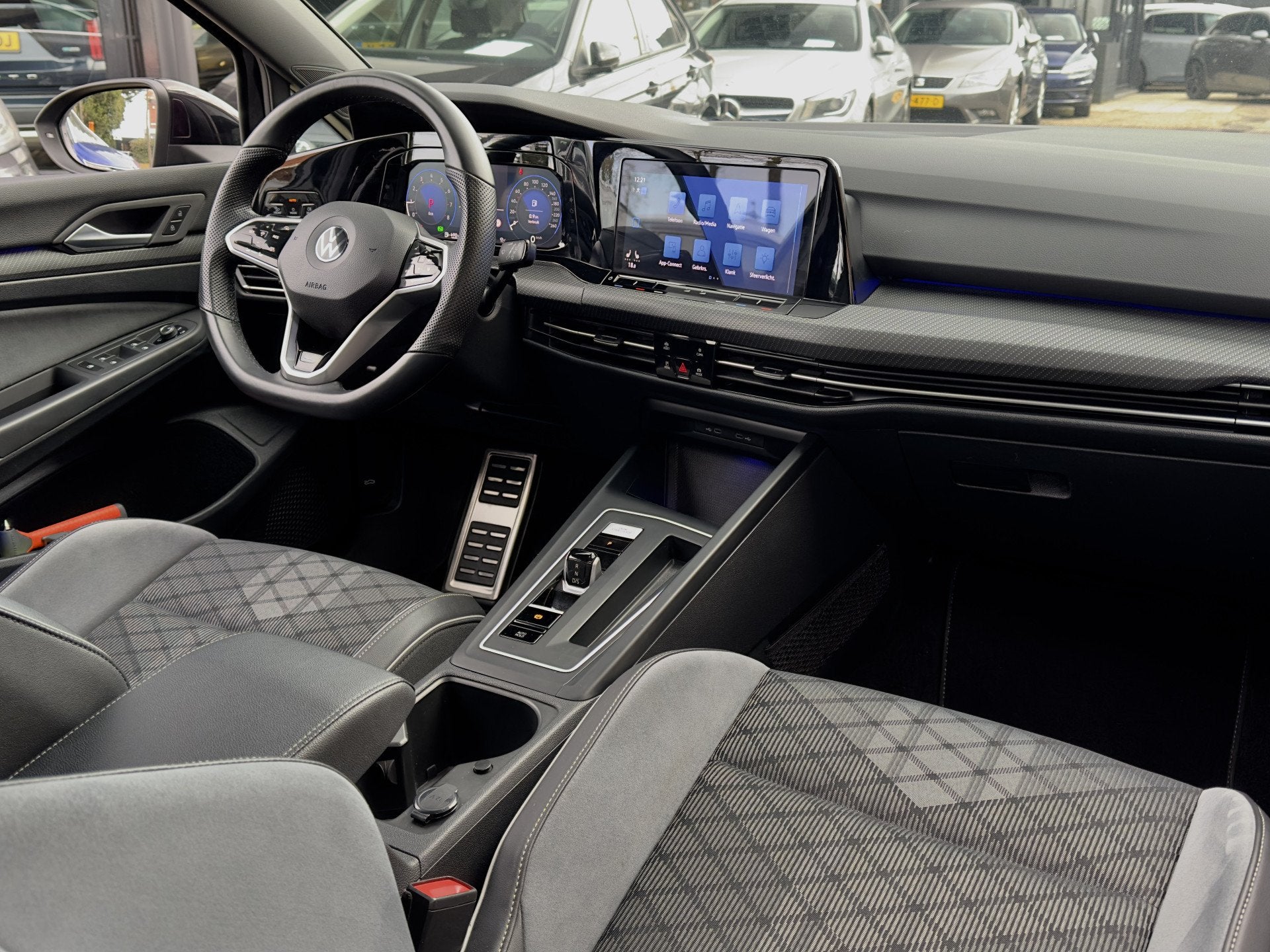 Volkswagen Golf 1.5 eTSI ACTIE! BETAAL NU 50% 10950 DE REST, Dealer onderhouden, Euro 6, 4 cilinders, Zwart