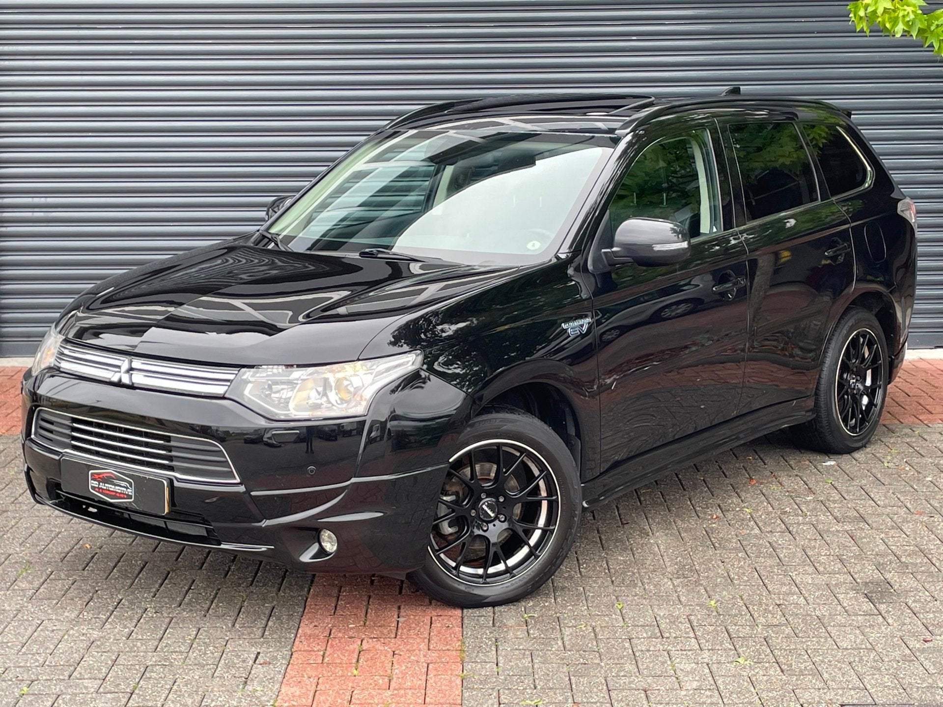 Mitsubishi Outlander 2.0 PHEV Instyle+ Schuifdak | Trekhaak, Zwart, 4 cilinders, Zwart, Vierwielaandrijving