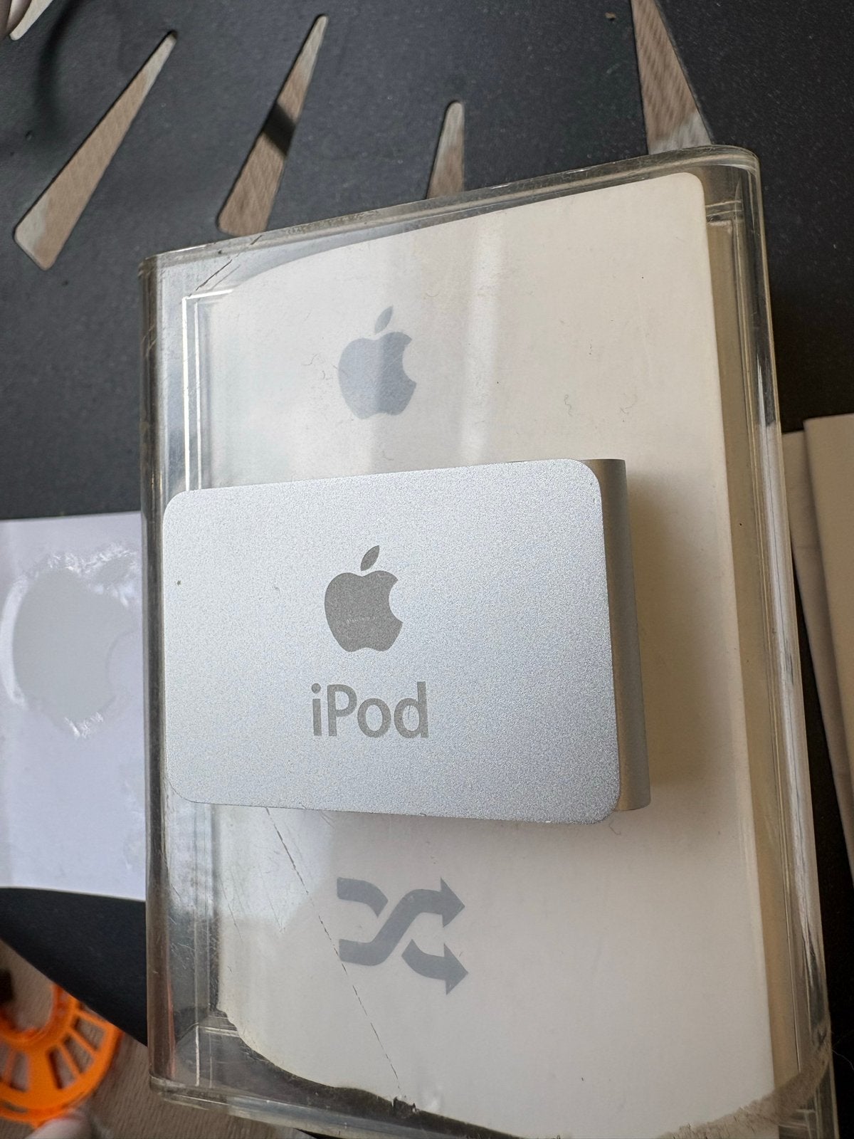 iPod shuffle 1GB met originele verpakking, Audio, Tv en Foto, Mp3-spelers | Apple iPod, Shuffle, Zo goed als nieuw, Zilver, Minder dan 2 GB