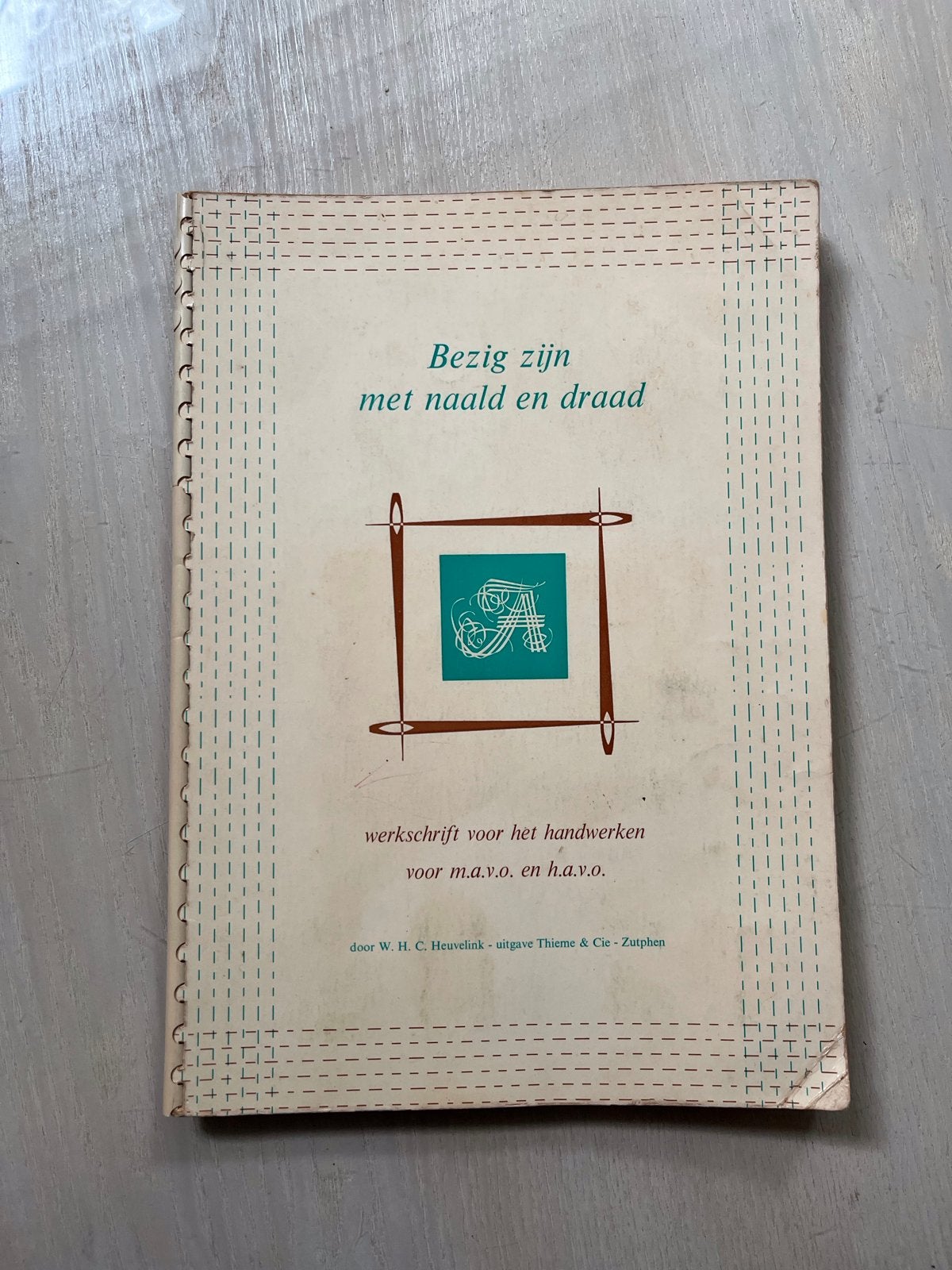 Vintage Werkboek Handwerken: Bezig zijn met naald en draad, Hobby en Vrije tijd, Ophalen of Verzenden, Gebruikt, Patroon of Boek