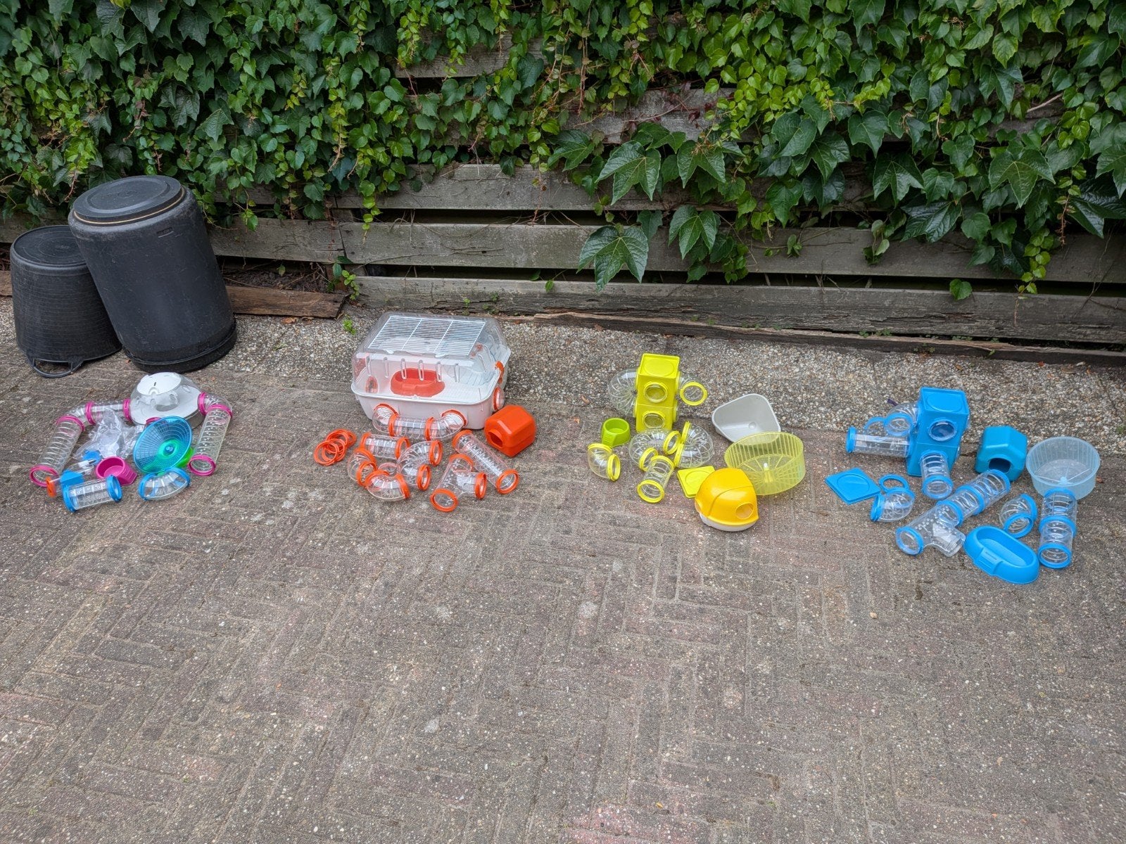Ferplast buizen, kooi, voerbakje, waterflesjes, huisjes enz, Ophalen, Zo goed als nieuw