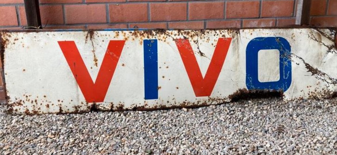 Vintage VIVO reclamebord - Roestig en authentiek, Ophalen