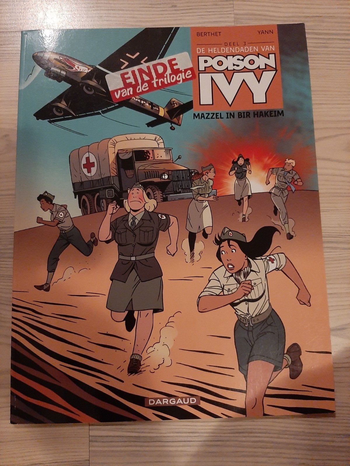 De heldendaden van Poison Ivy - Mazzel in Bir Hakeim, Boeken, Eén stripboek, Ophalen of Verzenden, Zo goed als nieuw, Berthet, Yann