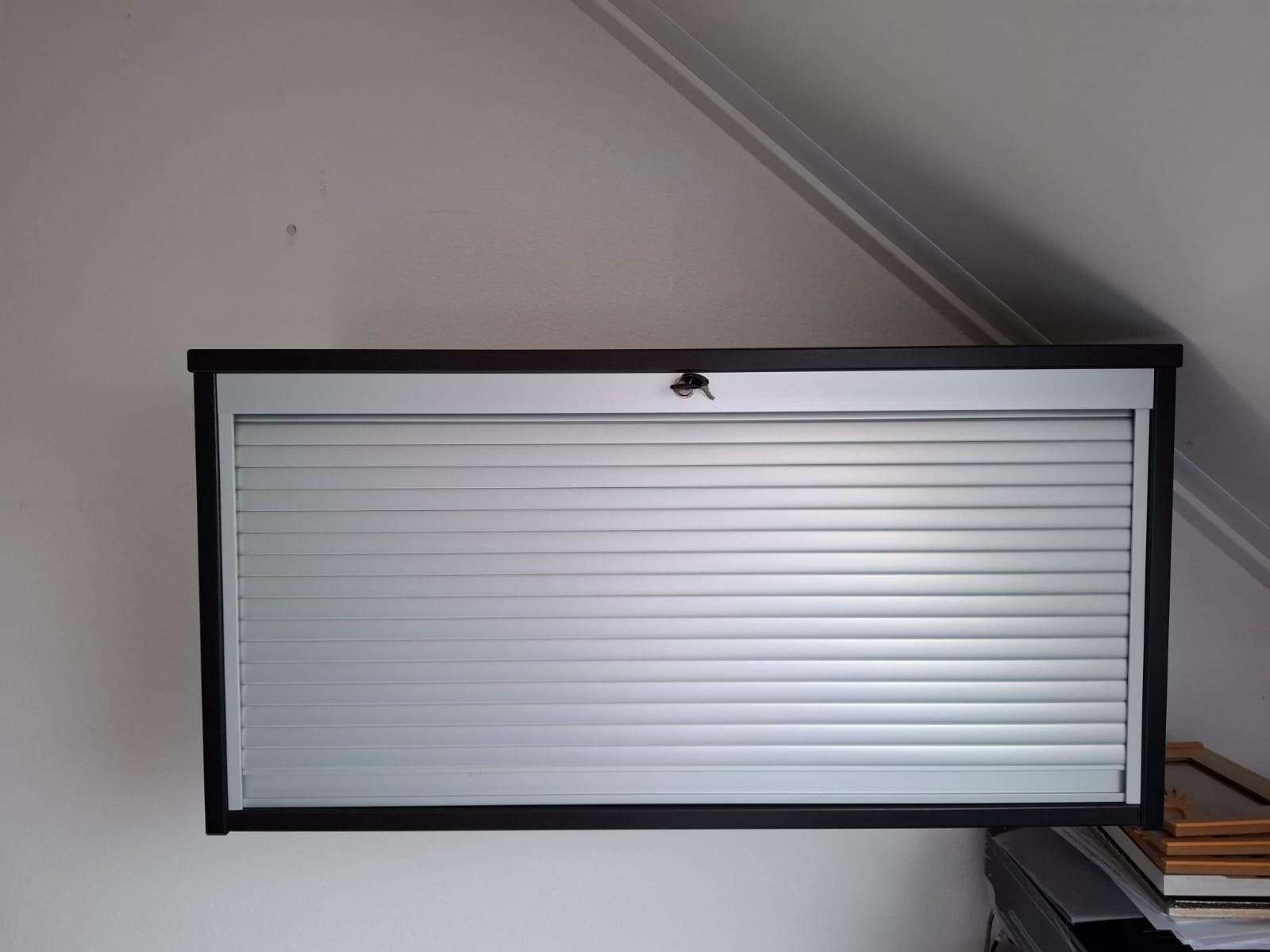 Effektiv Ikea wandkast met rolluik en slot - Ideaal voor kan, 100 tot 150 cm, Overige materialen, Modern kantoor, Ophalen of Verzenden