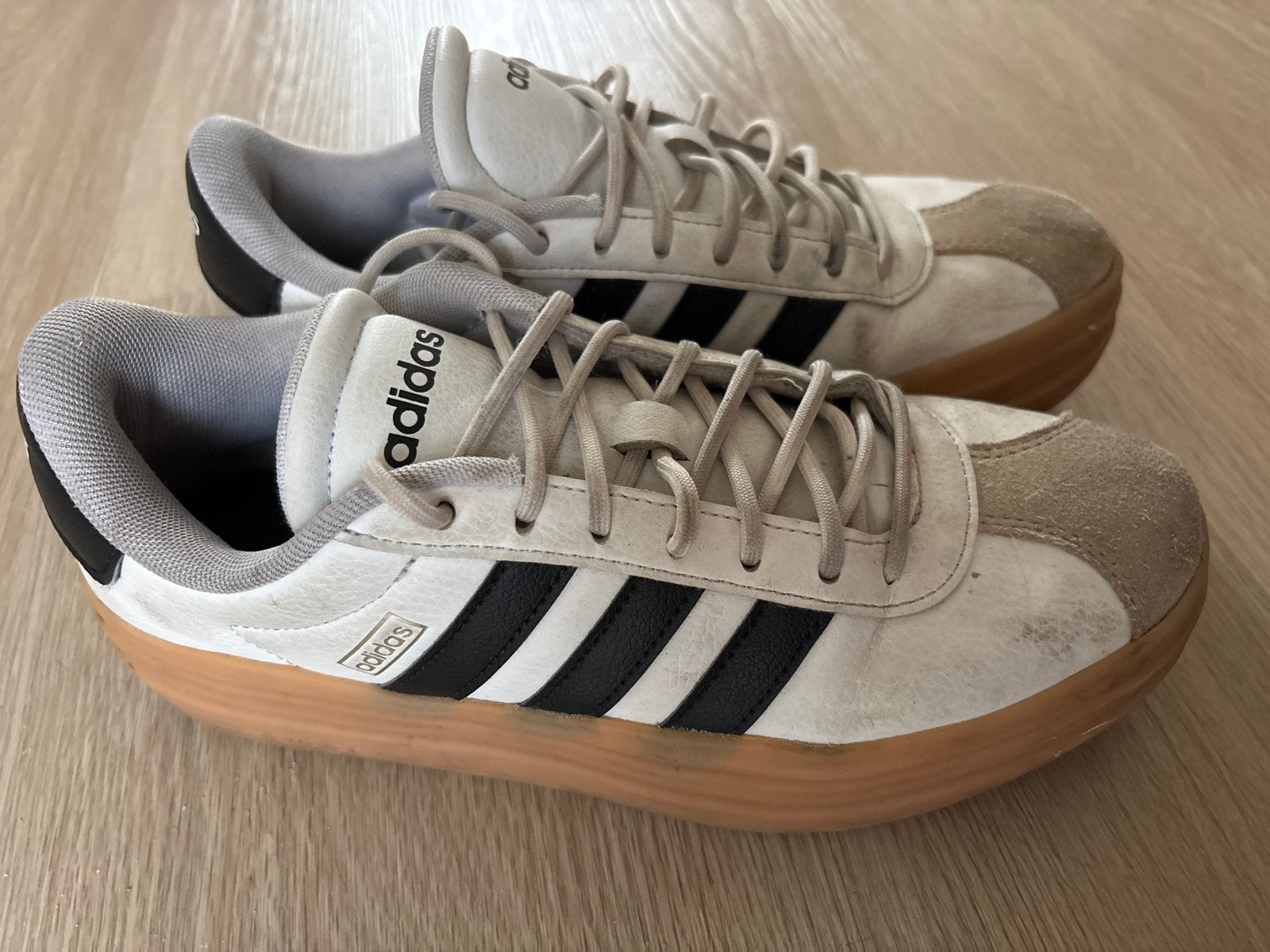 Adidas sneakers wit met zwarte strepen - Maat 38 2/3, Ophalen of Verzenden, Gedragen, Wit, Sneakers of Gympen