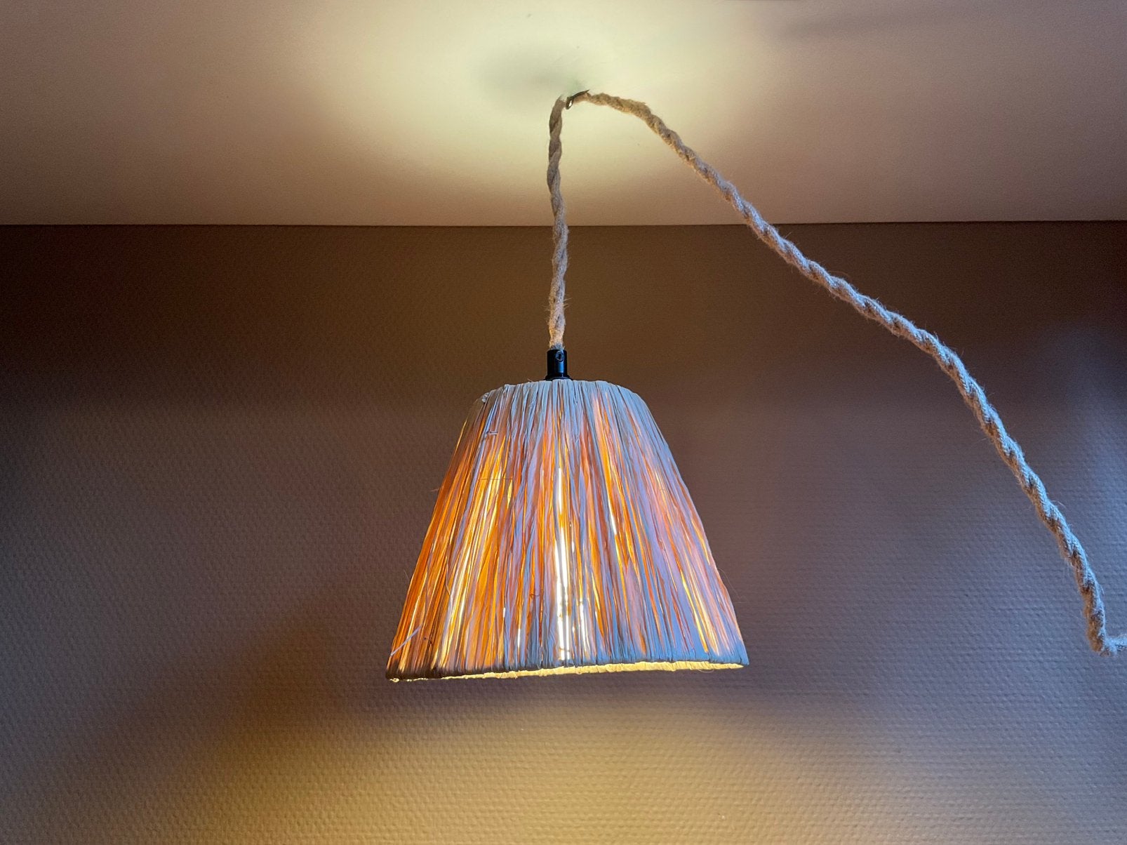 Hanglamp raffia met bijzondere stroomdraad, Ophalen of Verzenden, Zo goed als nieuw, Natuurlijk materiaal, E27 (groot)