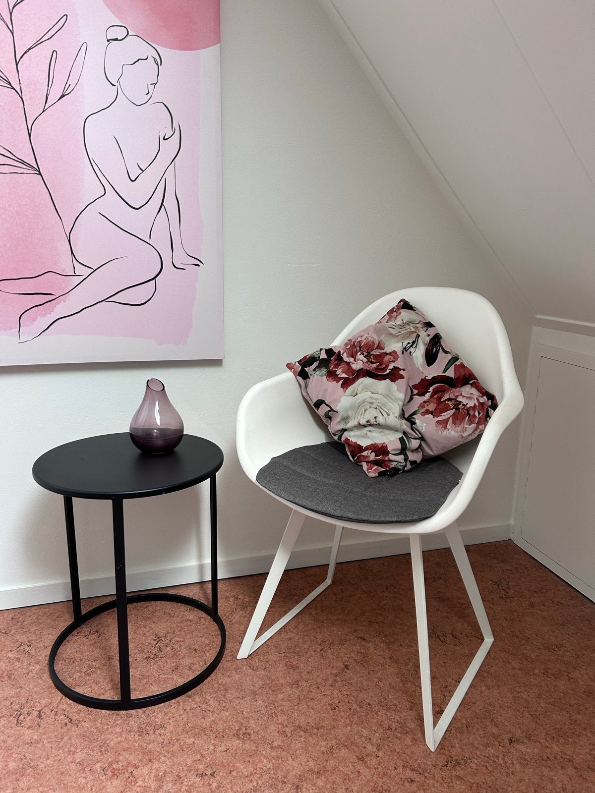 Witte kuipstoelen met stalen poten en kussens, Ophalen, Kunststof, Gebruikt, Drie