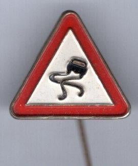 Verkeersbord slipgevaar zilverkleurig speldje ( X_081 ), Verzenden, Zo goed als nieuw, Transport, Speldje of Pin