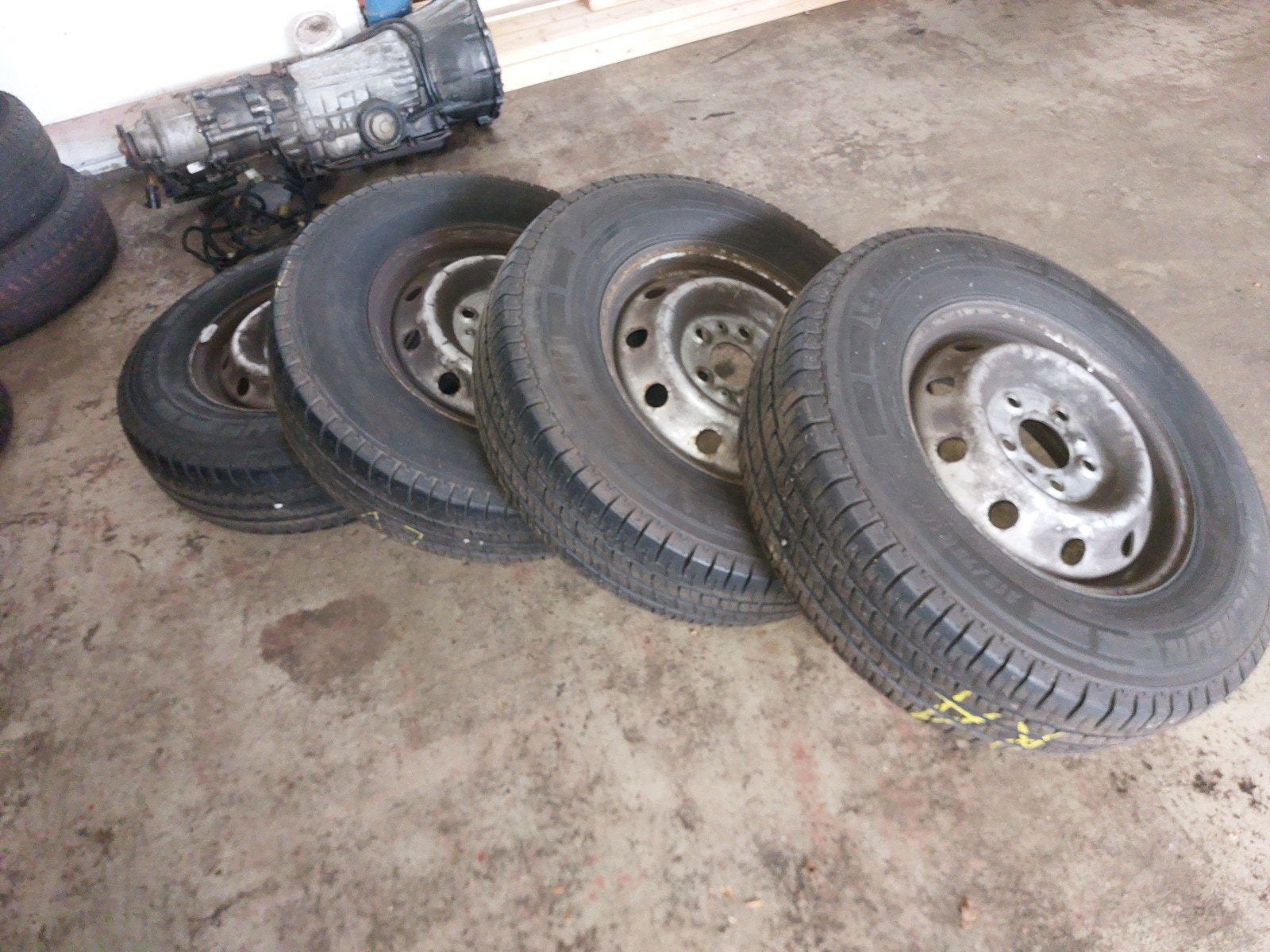 4x Michelin Agilis 215/75 R16C banden op velg met wieldoppen, Ophalen, 16 inch, Banden en Velgen, Zomerbanden
