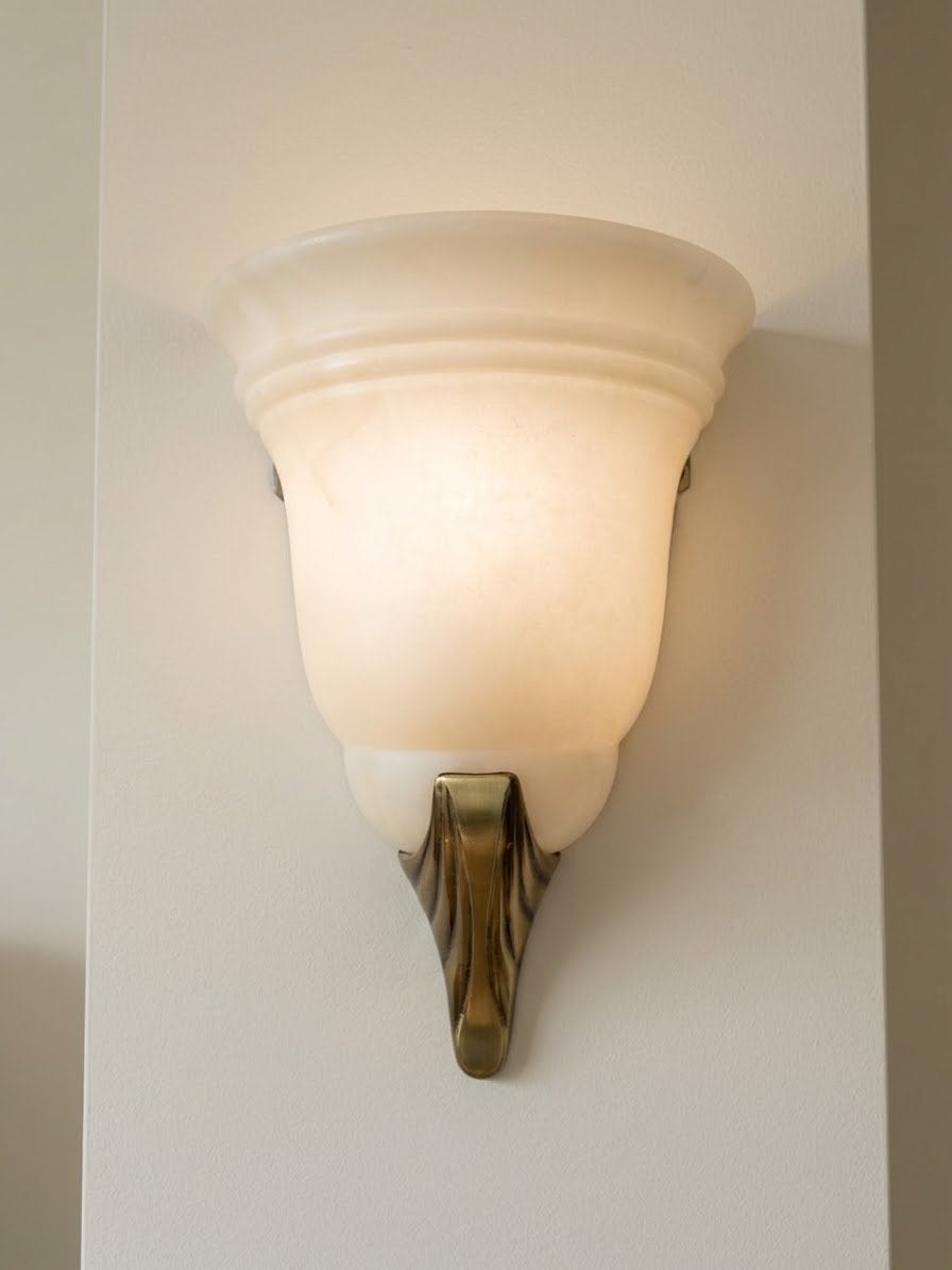Prachtige vintage grote zware Aljuna messing albast wandlamp, Ophalen of Verzenden, Up-/downlighter