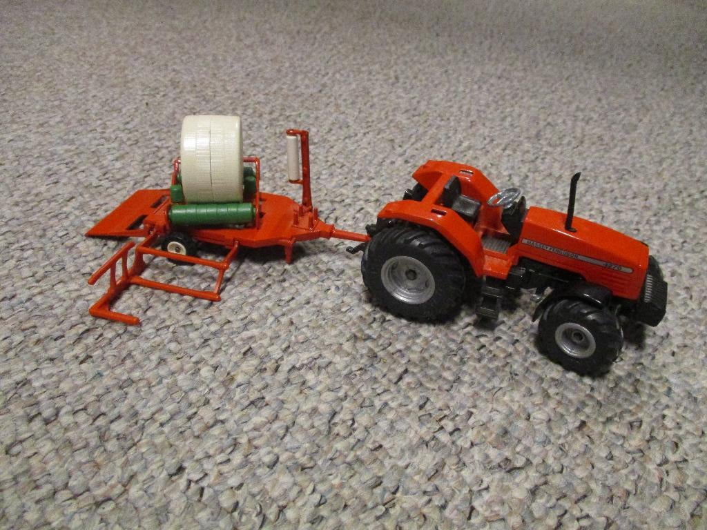 Siku Massey Ferguson 4270 met balenwikkelaar, Ophalen of Verzenden, Gebruikt, Tractor of Landbouw, SIKU
