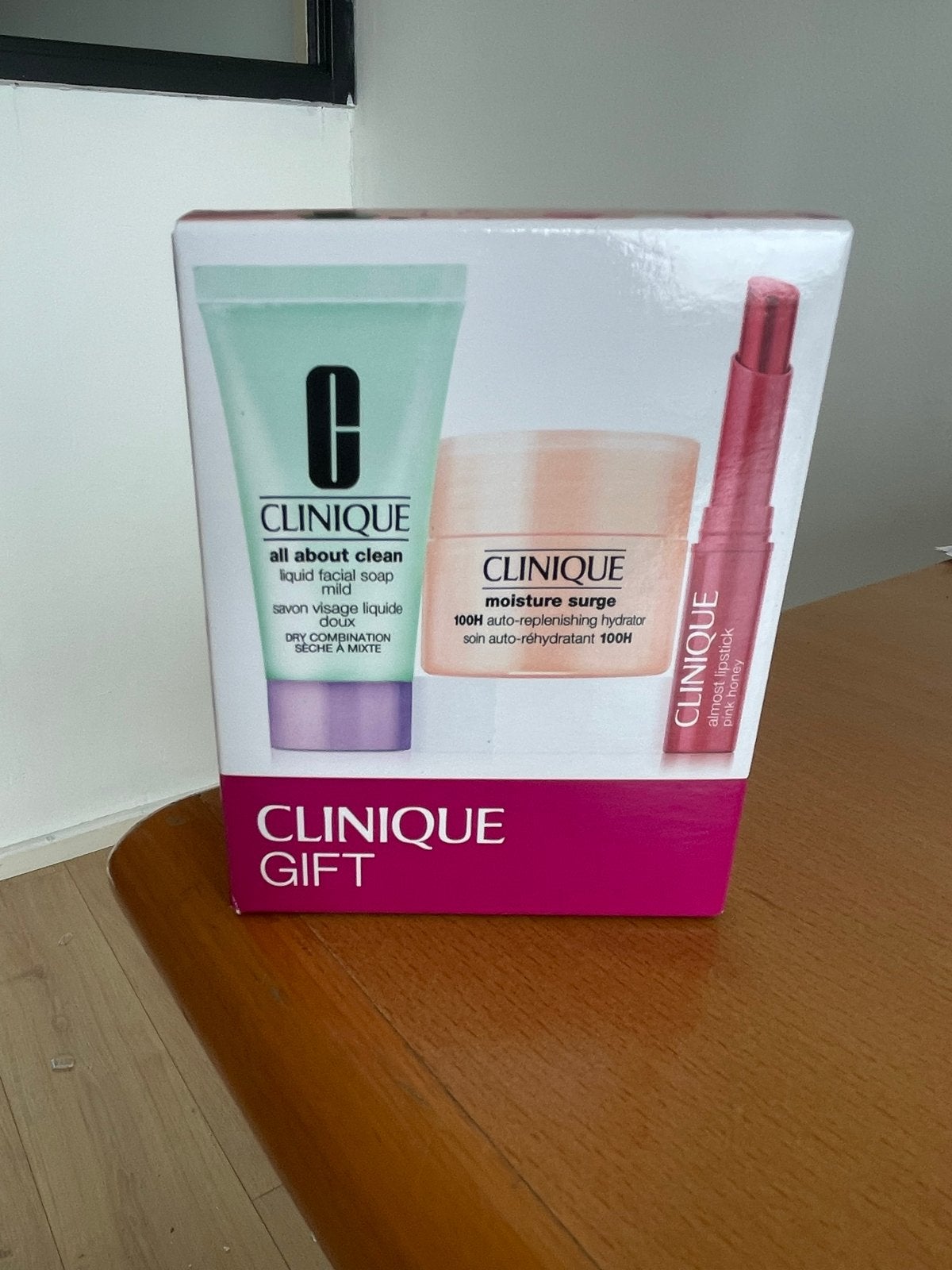 Clinique Gift Set: Reiniging, Hydratatie & Lippenstift, Verzenden, Nieuw, Gehele gezicht, Overige typen