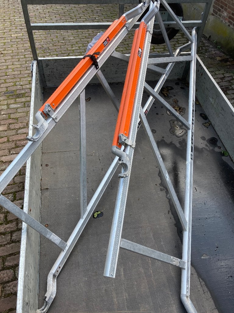 2 x Altrex voorloopleuningen 250 cm lang z.g.a.n., Doe-het-zelf en Verbouw, Ophalen, Zo goed als nieuw, Rolsteiger of Kamersteiger