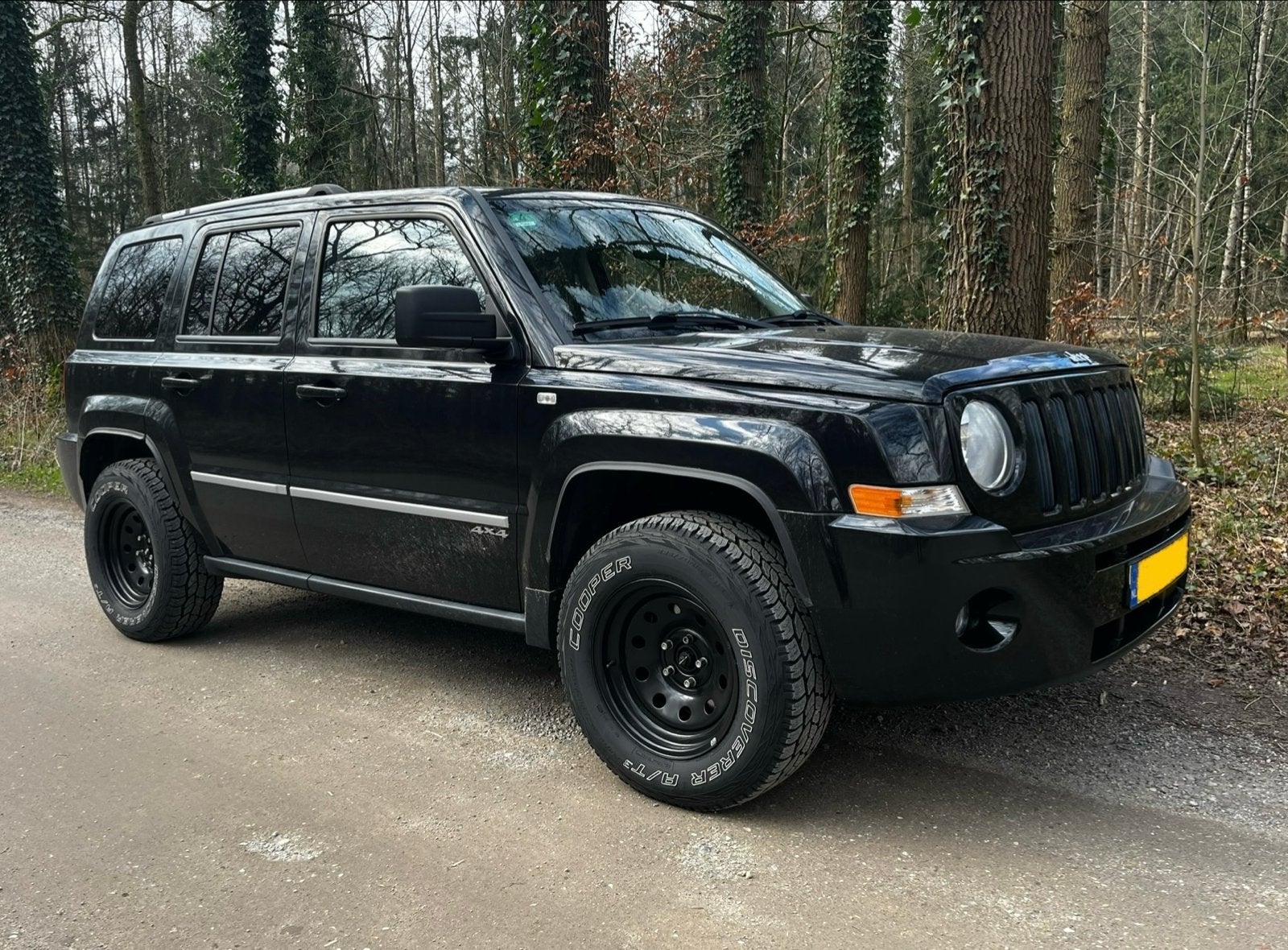 Jeep Patriot Liberty Limited 2.4 CVT 2009 Zwart (nieuwe APK), Automaat, Beige, 4 cilinders, Zwart