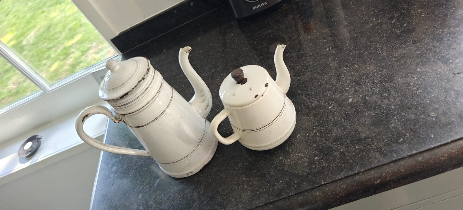 twee vintage geëmailleerde koffie thee potten emaille antiek, Ophalen of Verzenden