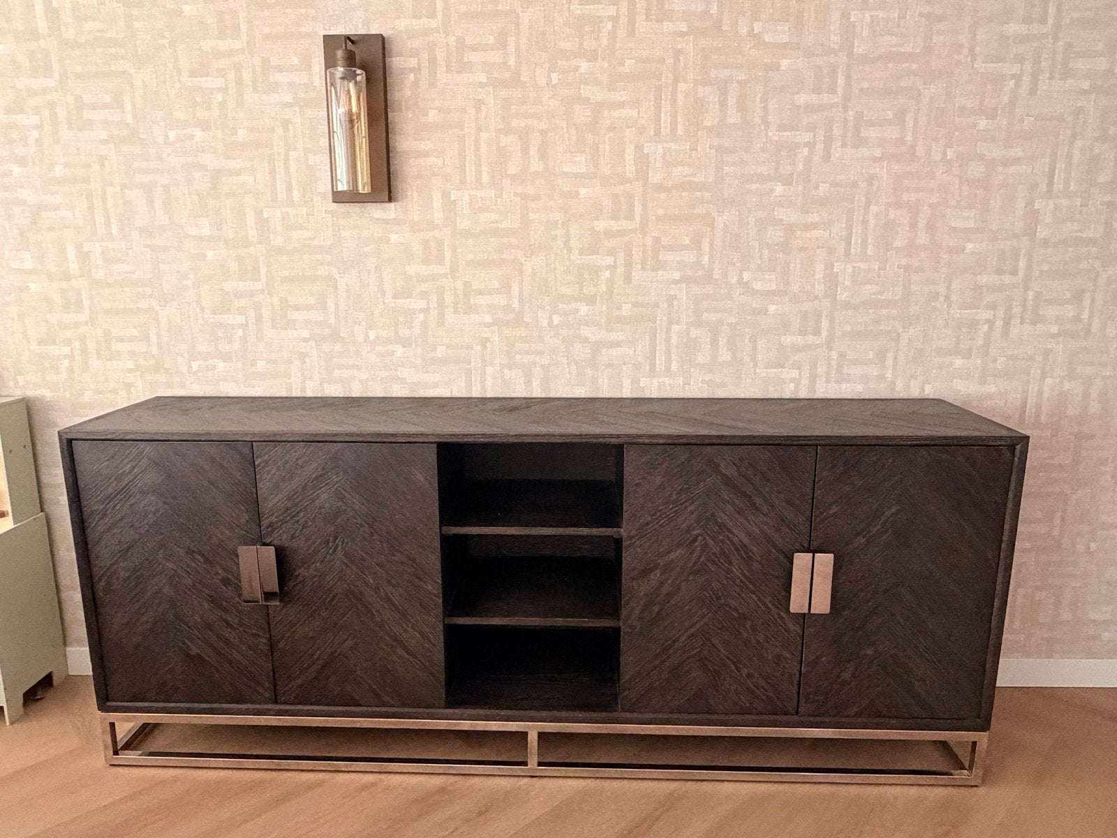 dressoir met blackbone visgraatmotief en metalen onderstel, Huis en Inrichting, Kasten | Dressoirs, Ophalen, Zo goed als nieuw