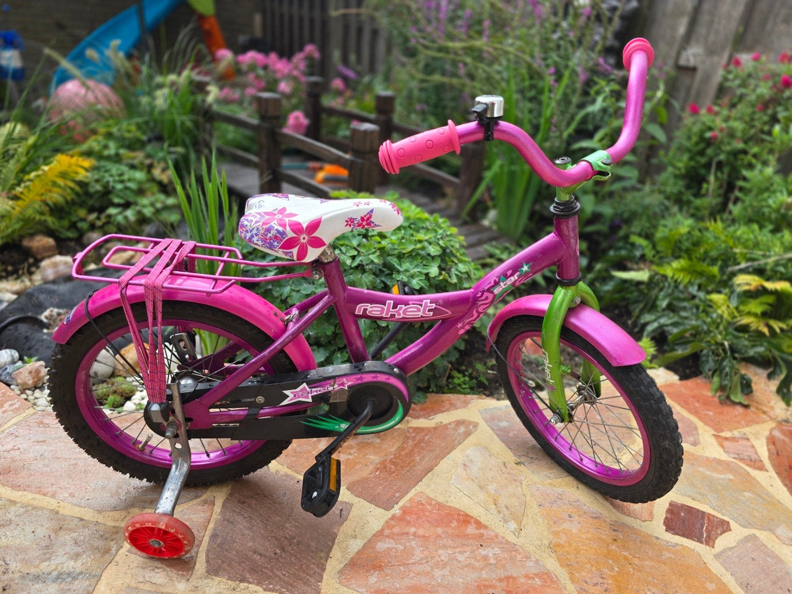 Roze kinderfiets 'Raket' met zijwieltjes - 16 inch, Fietsen en Brommers, Fietsen | Kinderfietsjes, Ophalen, Terugtraprem, Zijwieltjes