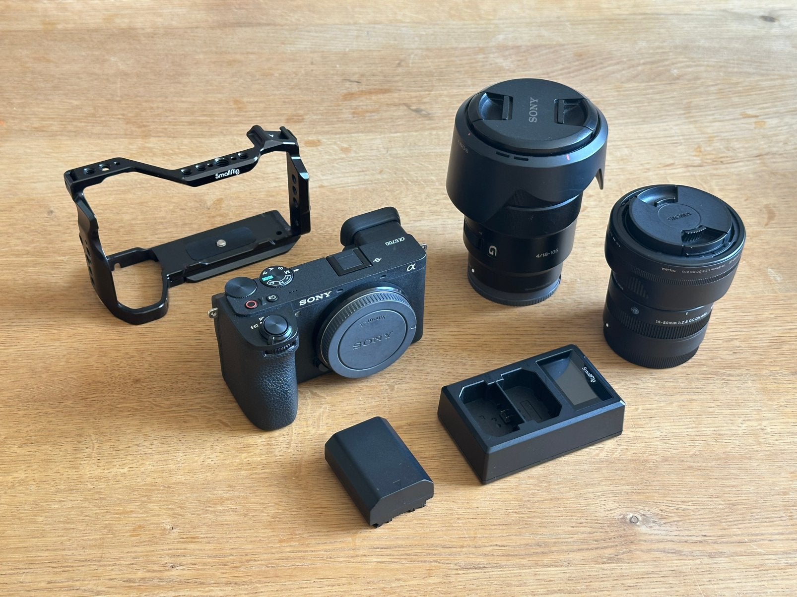 Full set: Sony A6700 + Sigma 18-50mm f2.8 + Sony 18-105mm f4, Ophalen, Lensdop, Bluetooth, Zo goed als nieuw
