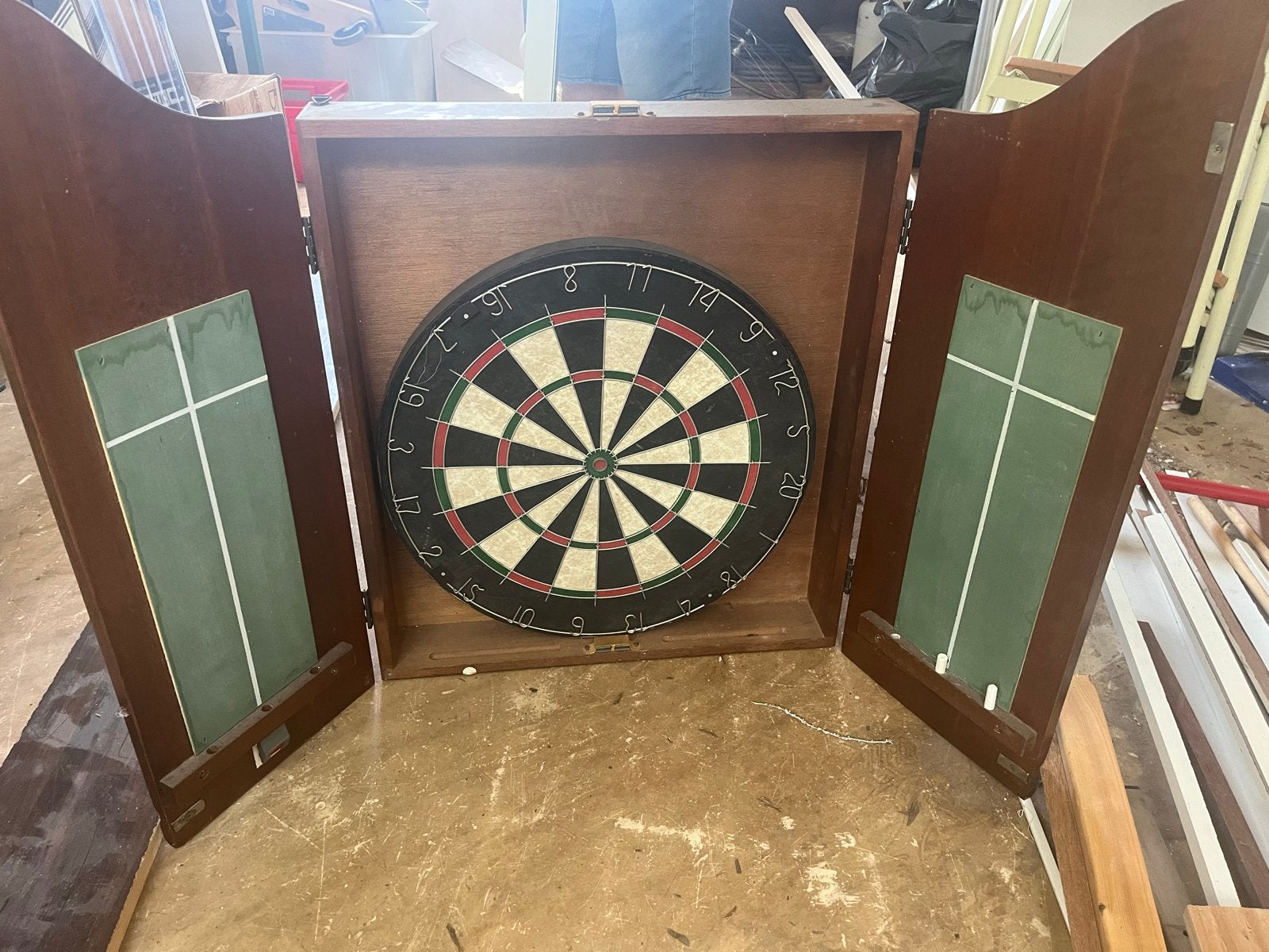 Dartbord in houten kast - St. George thema, Ophalen of Verzenden, Gebruikt, Dartbord met pijlen