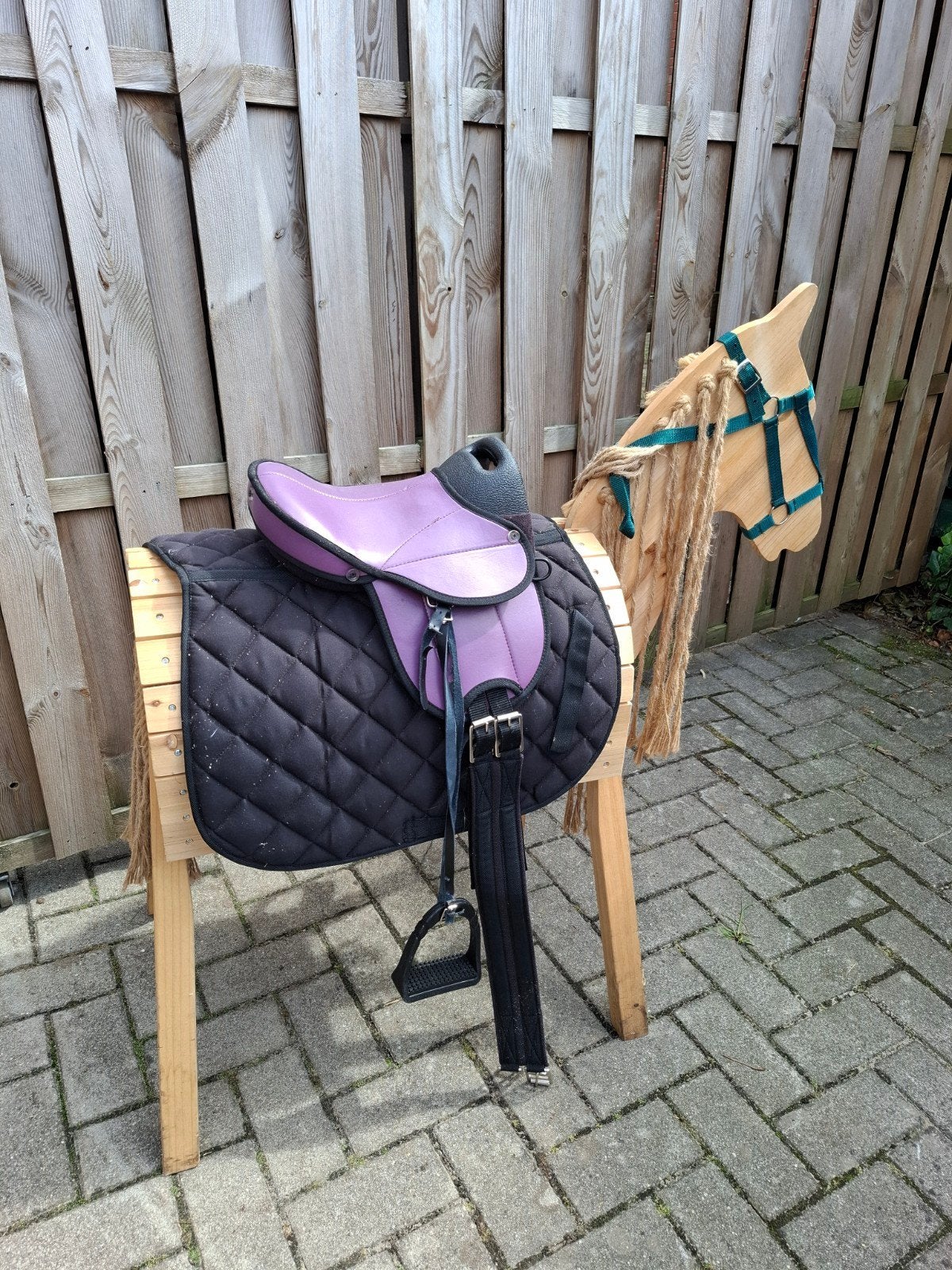 Houten speelgoedpaard met zadel en accessoires, Kinderen en Baby's, Speelgoed | Houten speelgoed, Ophalen, Gebruikt, Rij- of Hobbelspeelgoed