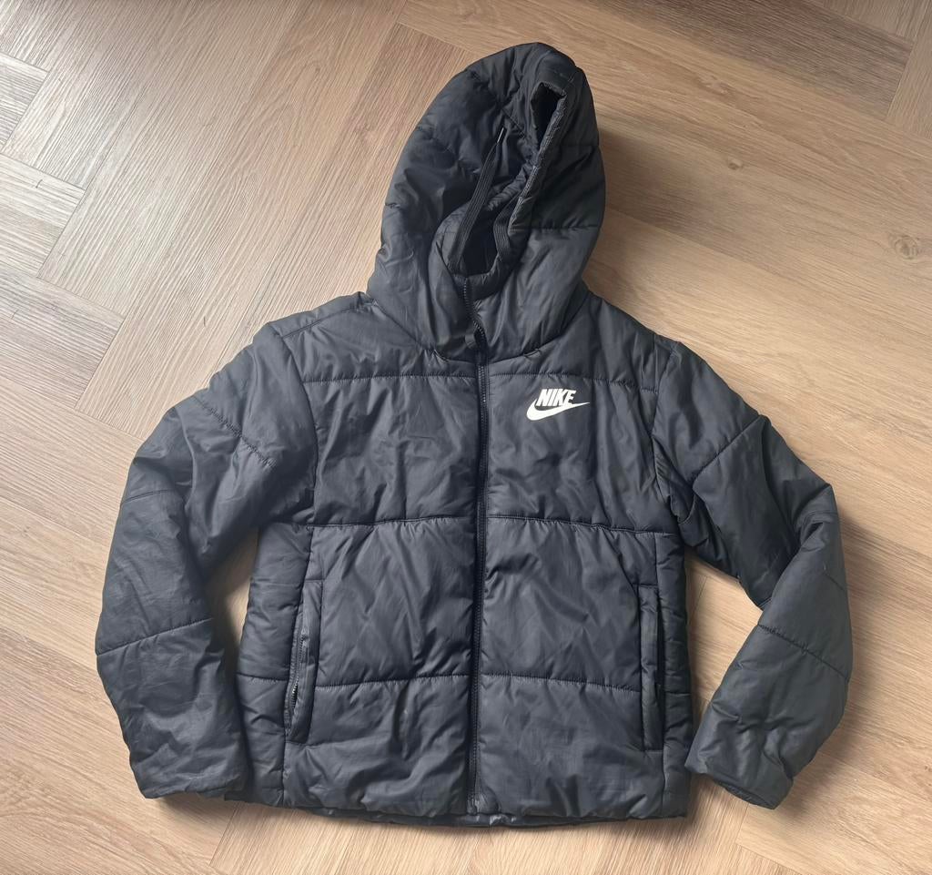Mooie zwarte dubbelzijdig dragende Nike jas maat S, Ophalen of Verzenden, Zo goed als nieuw, Maat 36 (S), Zwart