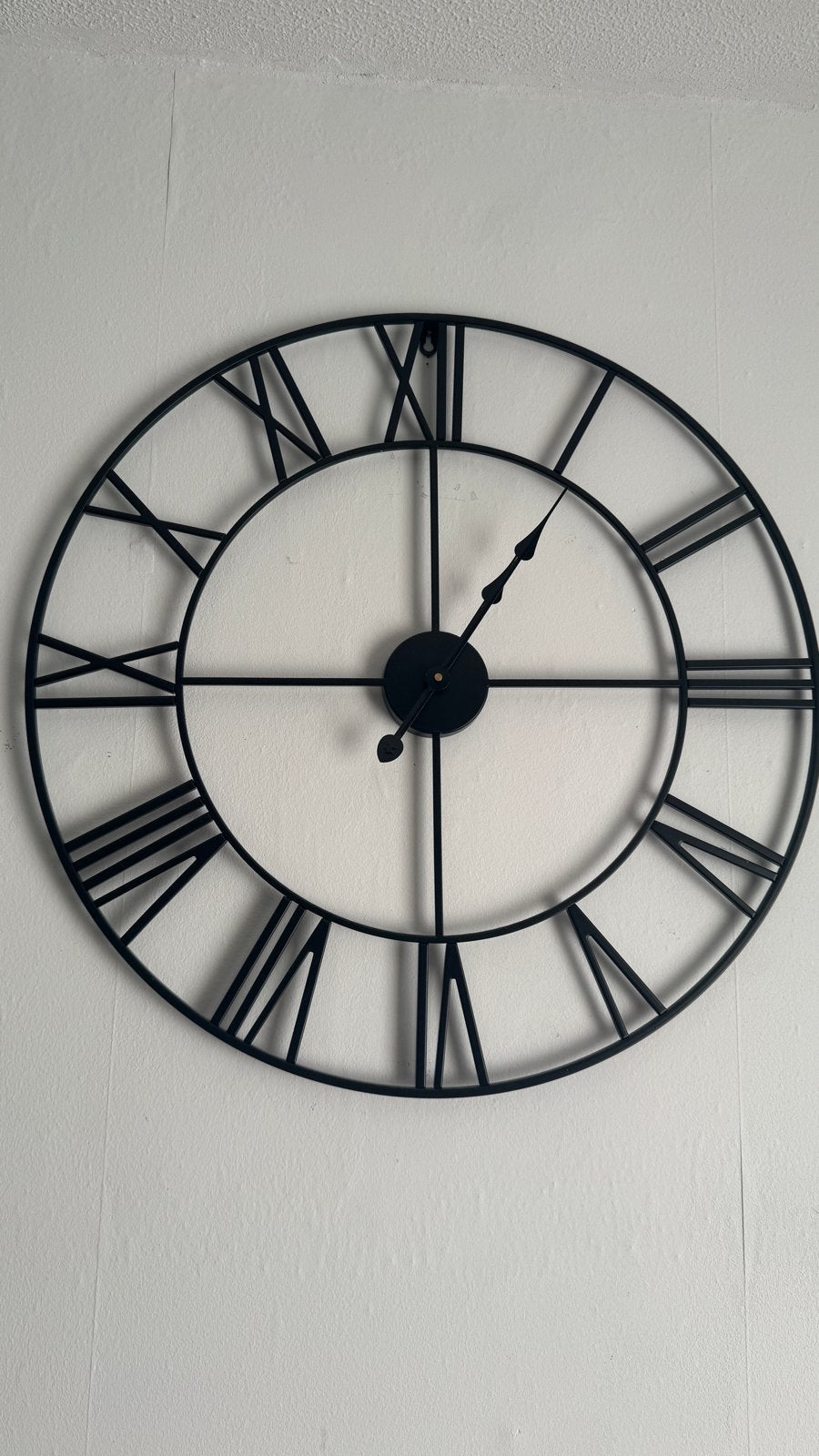 Grote zwarte wandklok met Romeinse cijfers, Analoog, Ophalen of Verzenden, Stil uurwerk, Wandklok