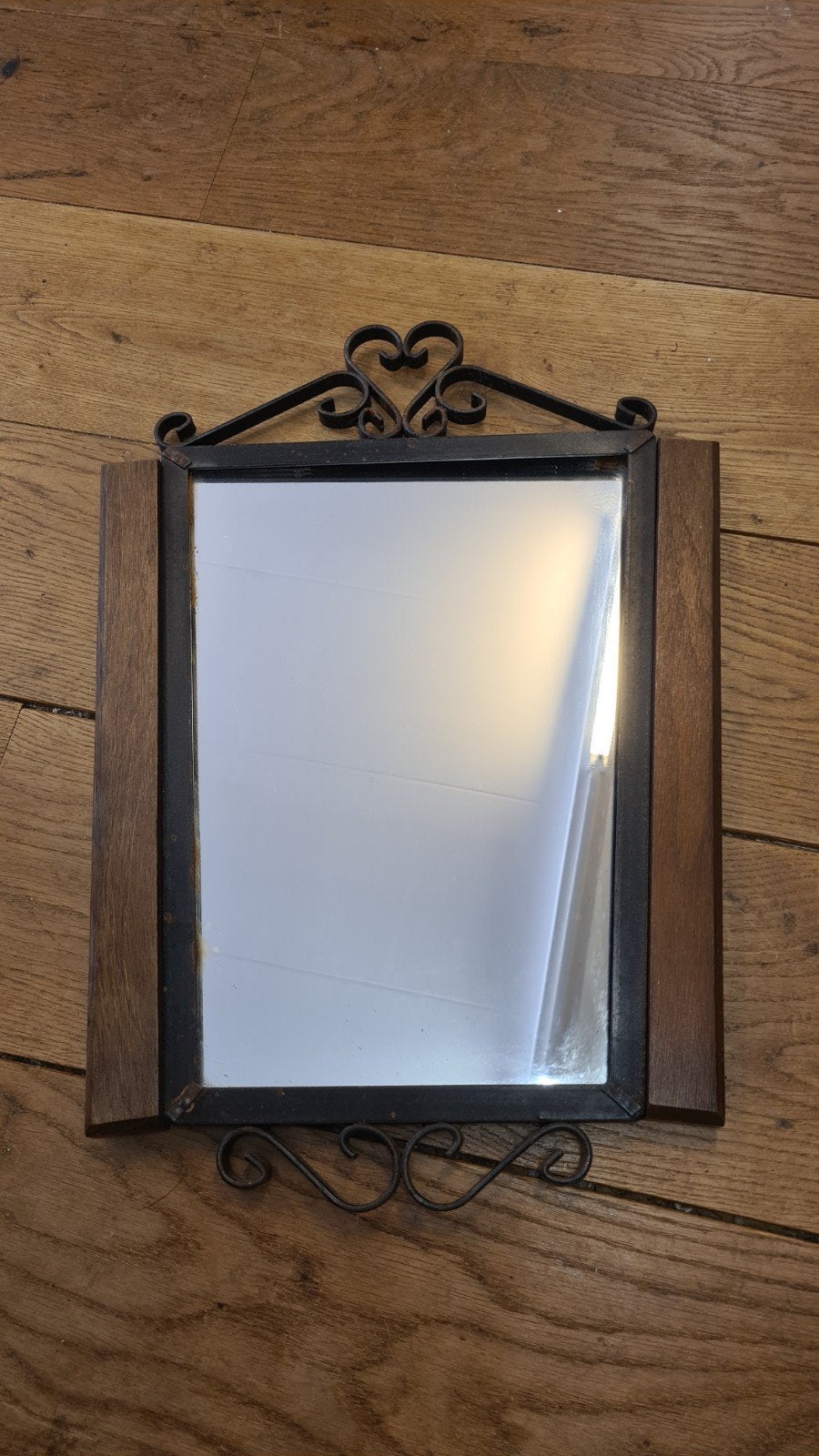 Antieke spiegel met smeedijzeren en houten frame, Ophalen of Verzenden, Rechthoekig, Minder dan 50 cm, Minder dan 100 cm