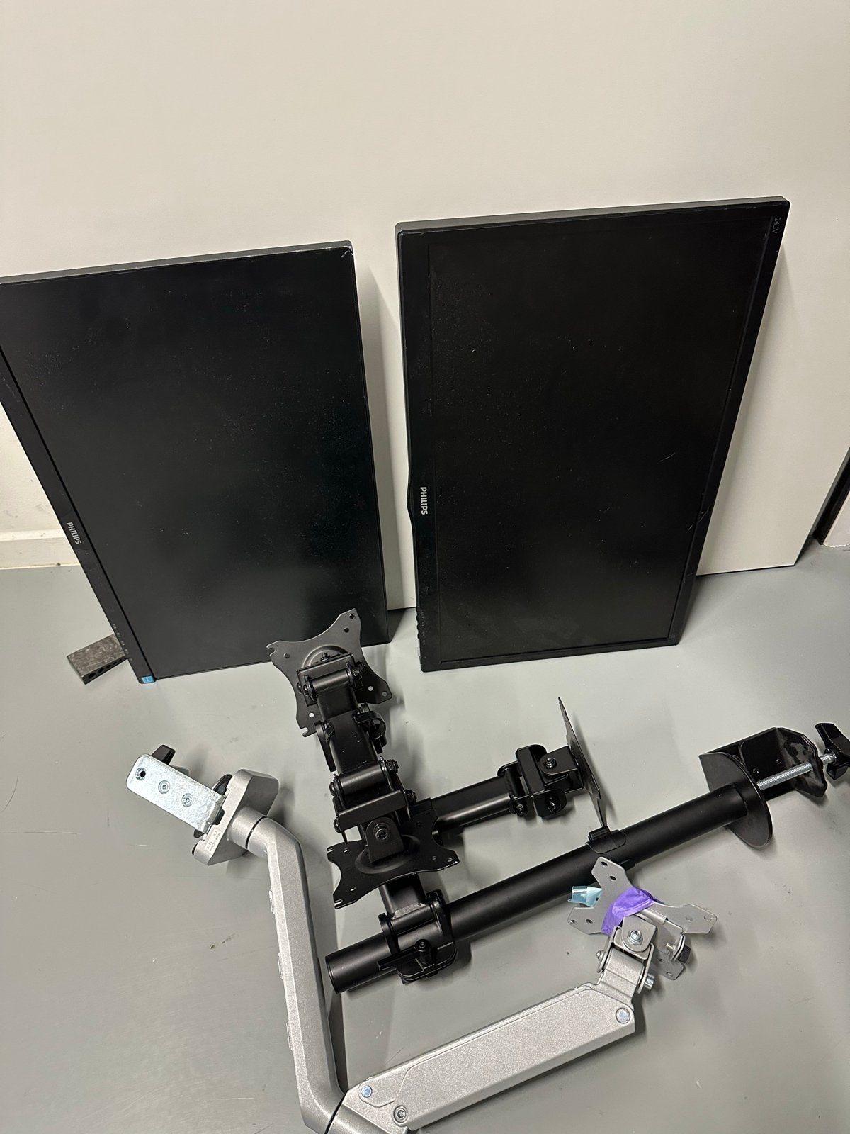 2x Philips 24 inch monitoren met dubbele monitorarm, Computers en Software, Monitoren, Gebruikt, In hoogte verstelbaar, Full HD