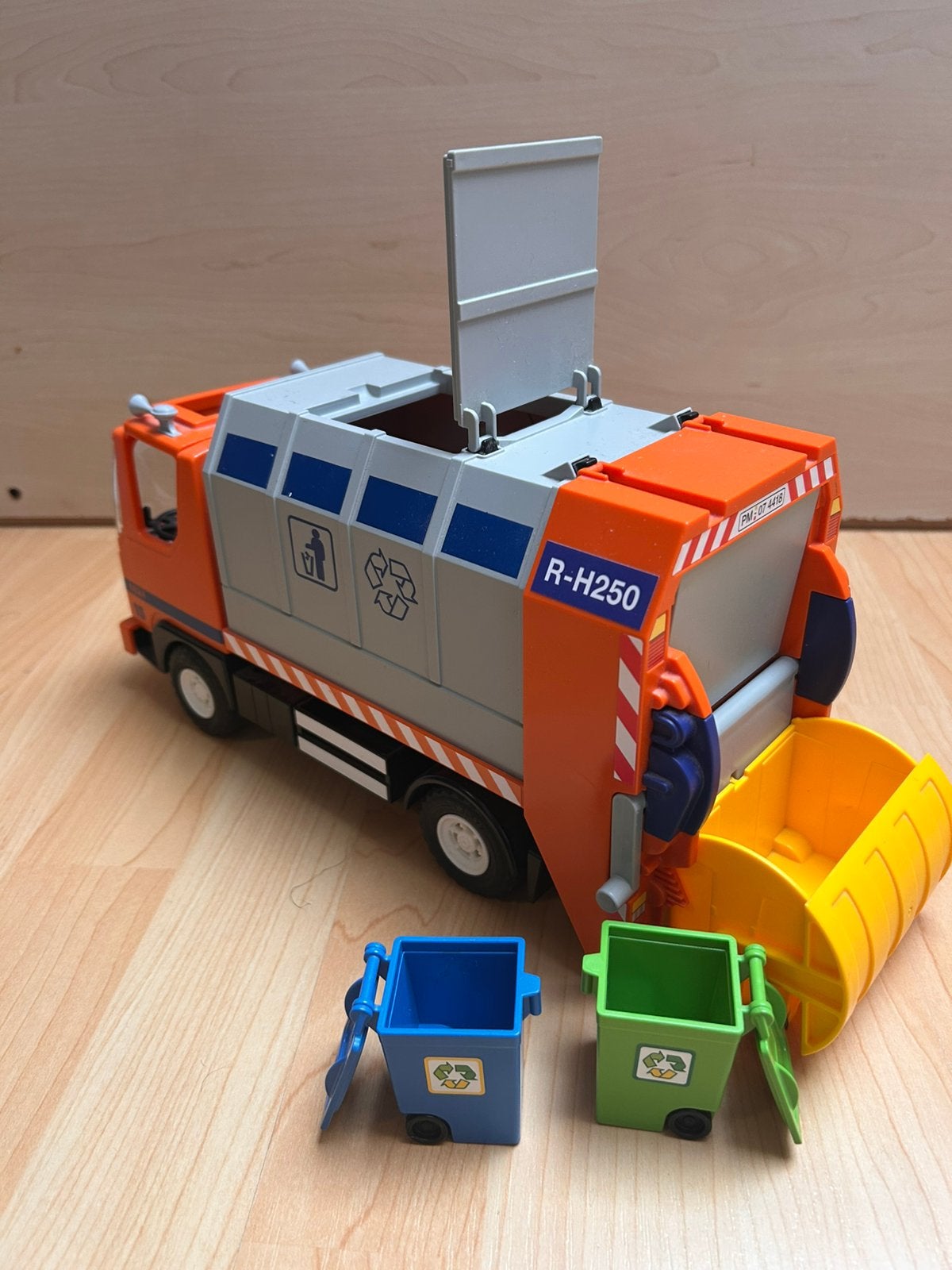 Vuilniswagen met mini containers 2 vuilnismannen, Ophalen, Zo goed als nieuw