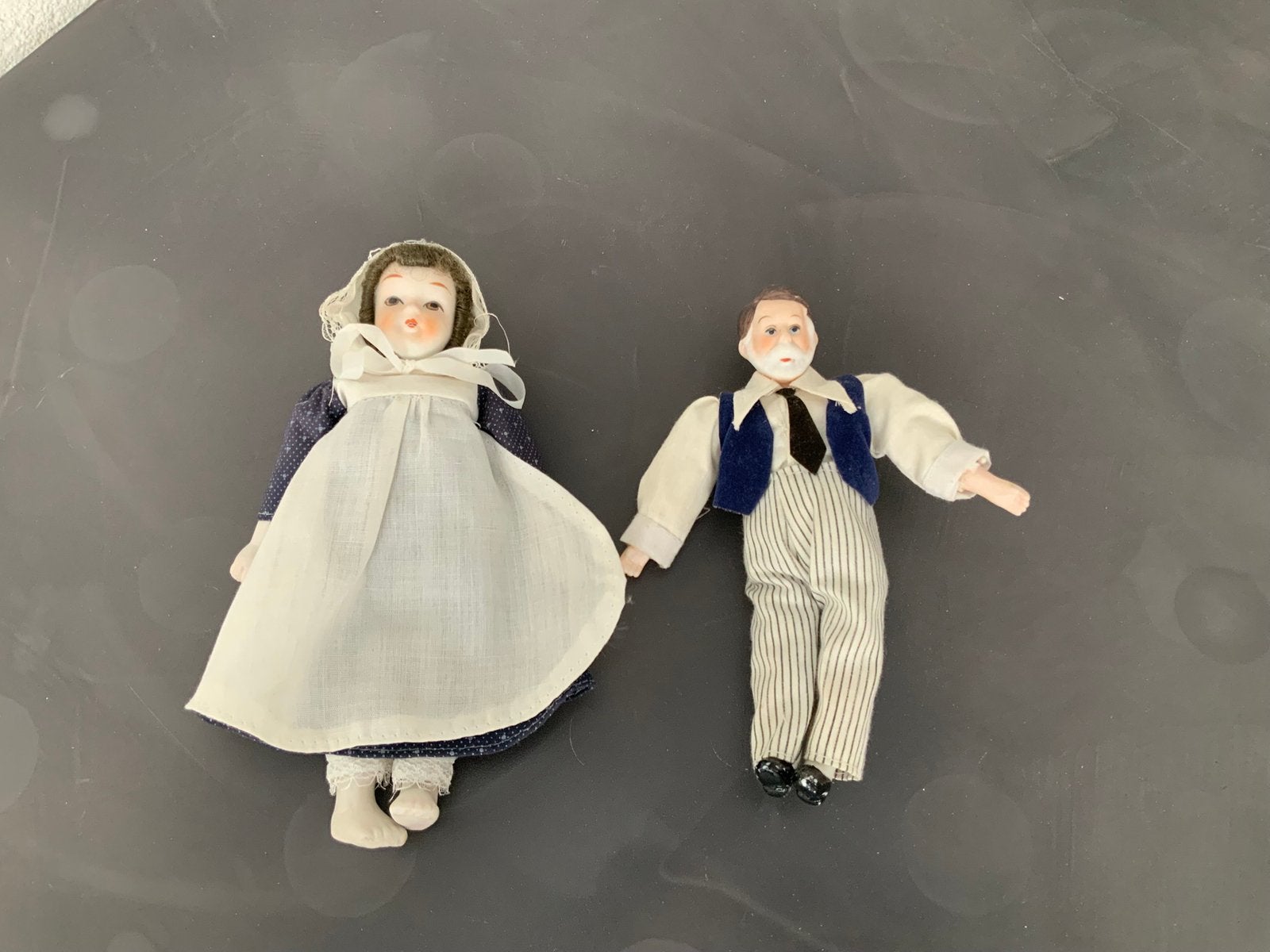 Twee leuke oude porseleinen poppetjes., Verzamelen, Poppen, Ophalen of Verzenden, Zo goed als nieuw, Pop