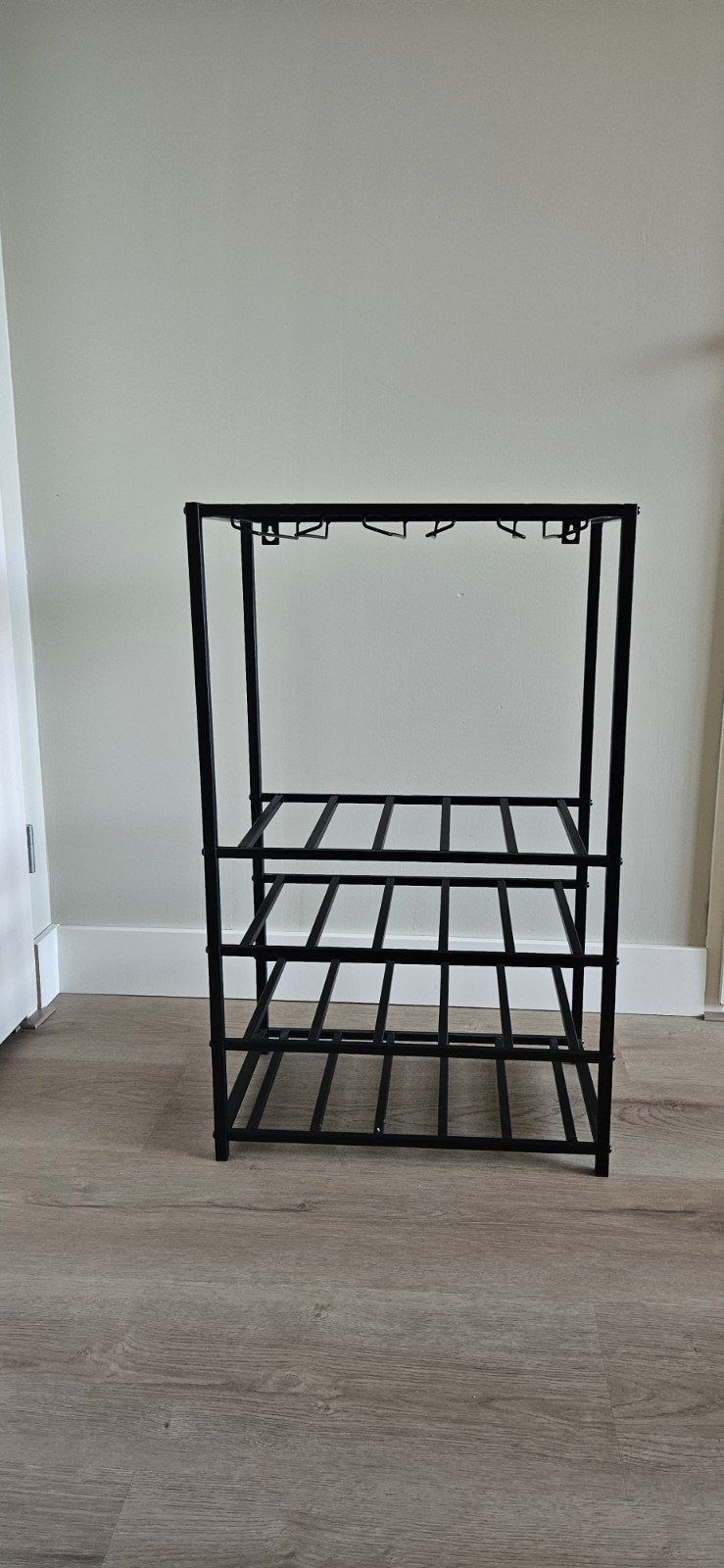Zwart metalen wijnrek met glashouders, Ophalen, Zo goed als nieuw, Metaal, 75 – 100