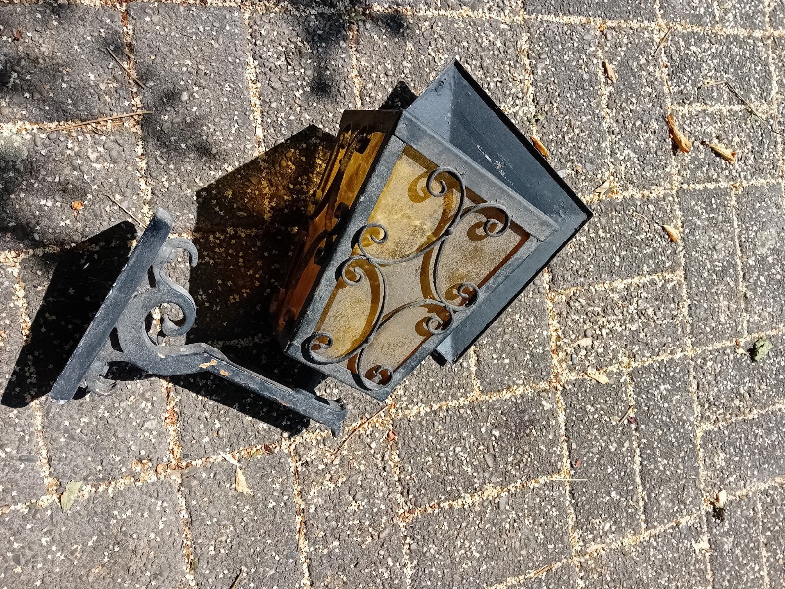 Antieke buitenlamp met sierlijke beugel, Ophalen