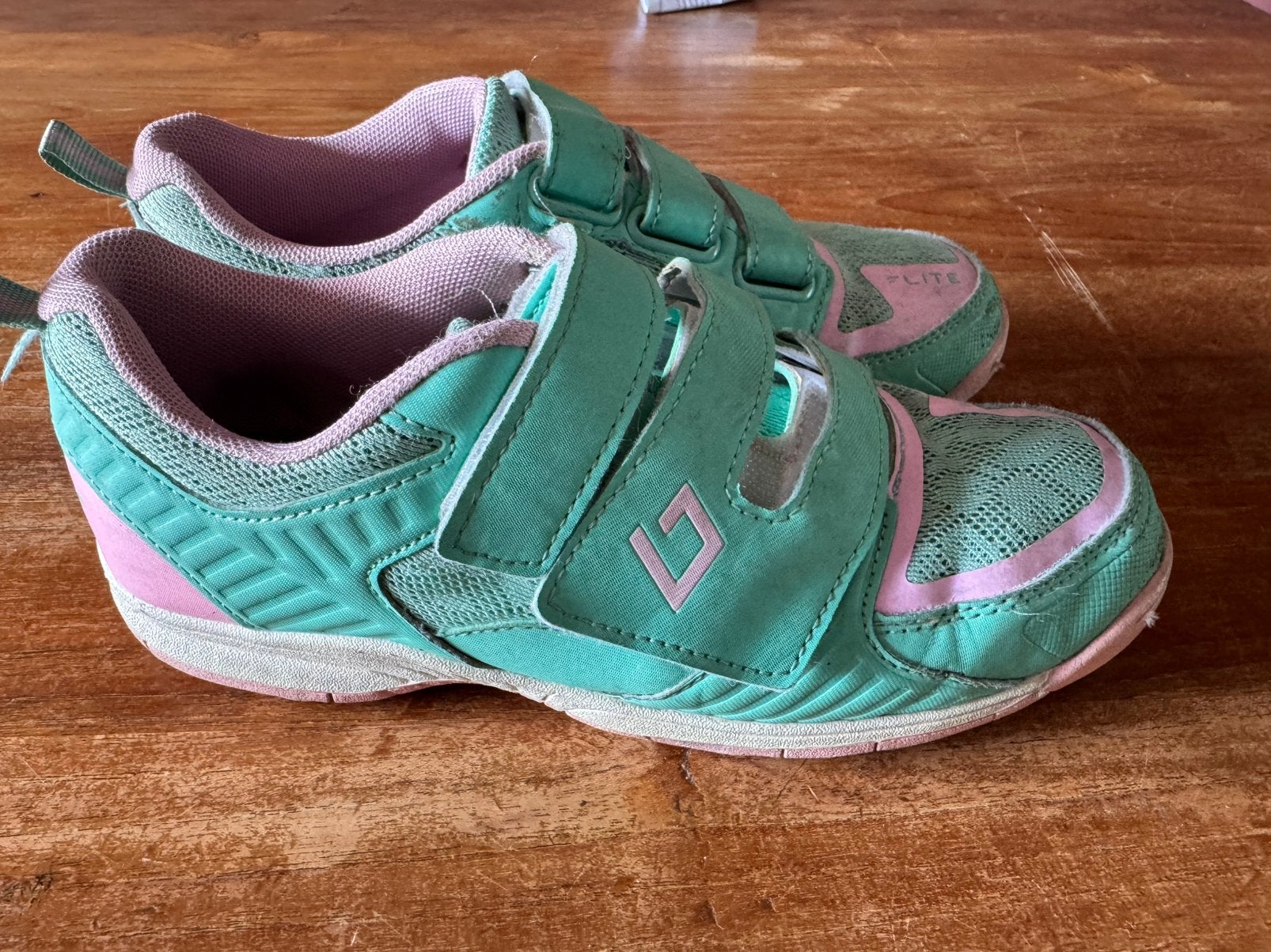 Hockey korfbal kunstgras veldschoenen brabo 37, Ophalen of Verzenden, Gebruikt