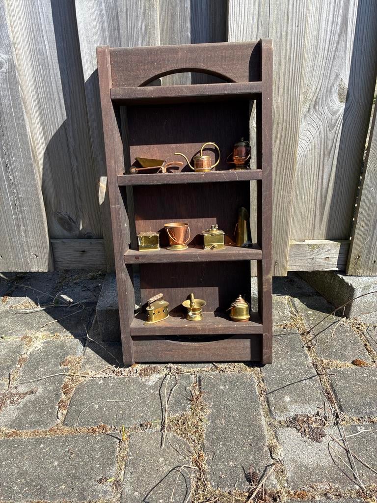 Vintage houten rek met koperen miniaturen, Ophalen of Verzenden