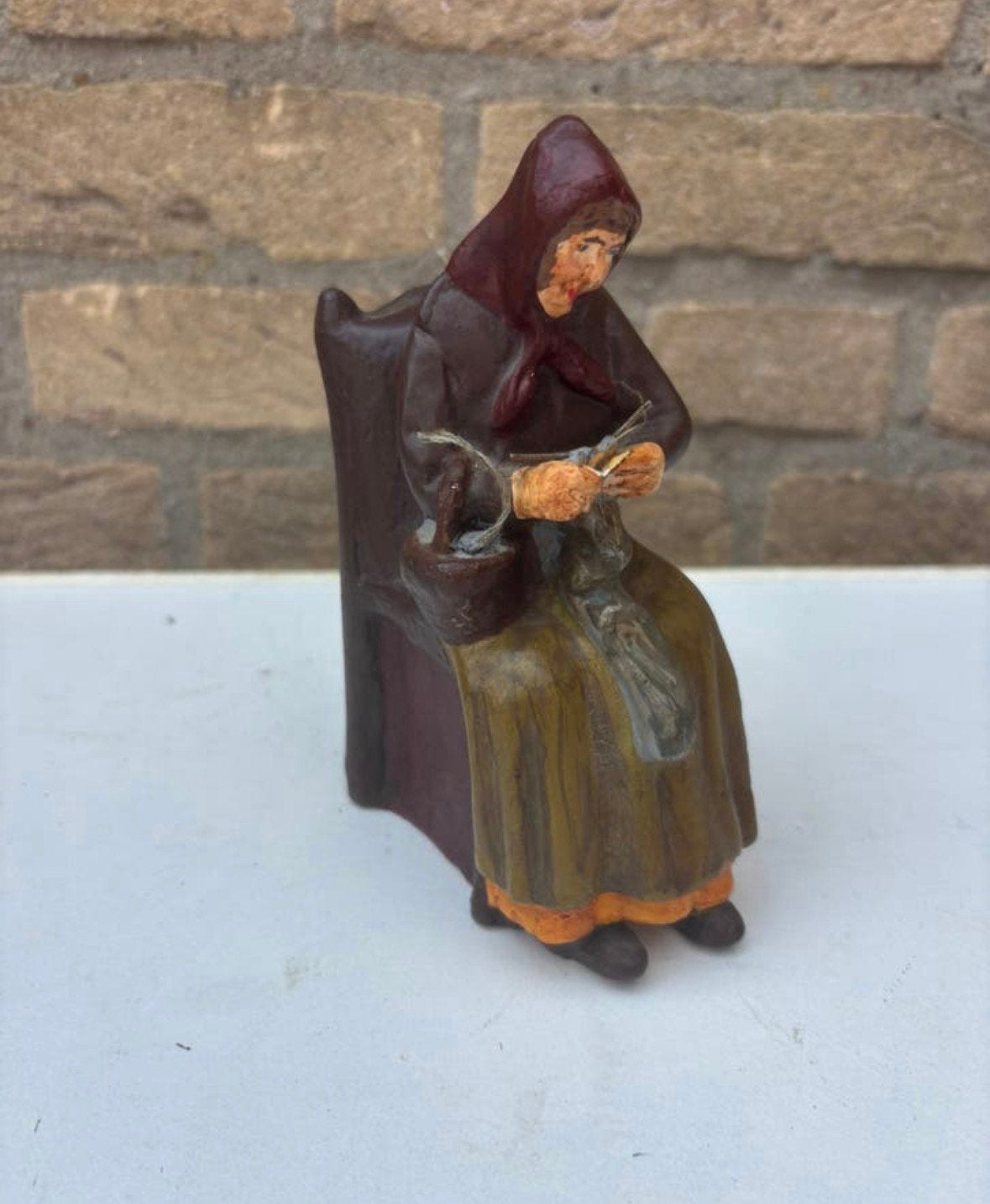Vintage polychroom gipsen beeldje van een oudere vrouw, Ophalen of Verzenden, Gebruikt, Mens