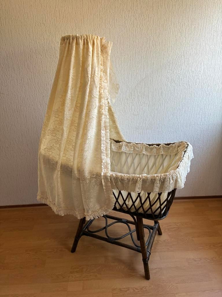 Vintage rotan wieg met kanten hemel in zeer goede staat, Kinderen en Baby's, Babywiegjes en Ledikanten, Ophalen, Zo goed als nieuw