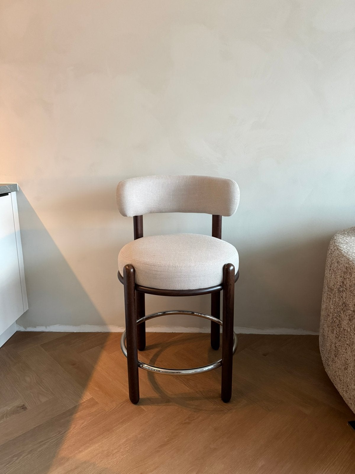 Dark brown bar stool, Huis en Inrichting, Barkrukken, 1 kruk, Ophalen, Zo goed als nieuw, 60 tot 90 cm