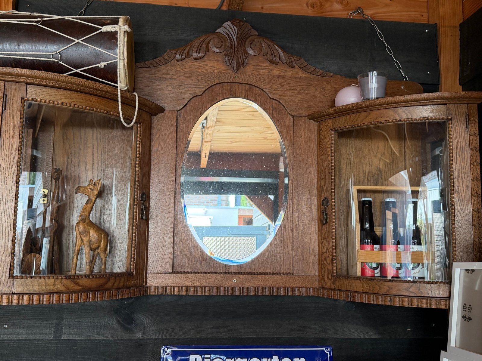 Antieke houten wandkast met spiegel en vitrines, Ophalen