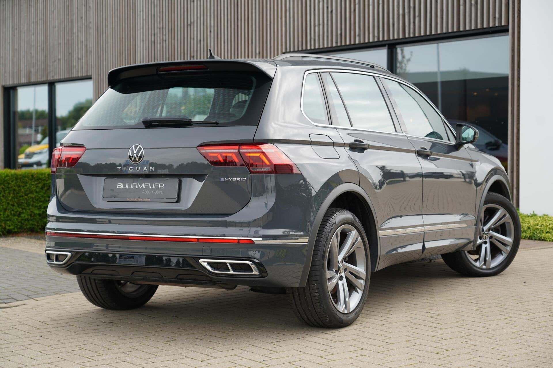Volkswagen Tiguan 1.4 TSI eHybrid R-Line Business+ | Sfeerve, Auto's, Gebruikt, Zwart, 4 cilinders, Met garantie (alle)