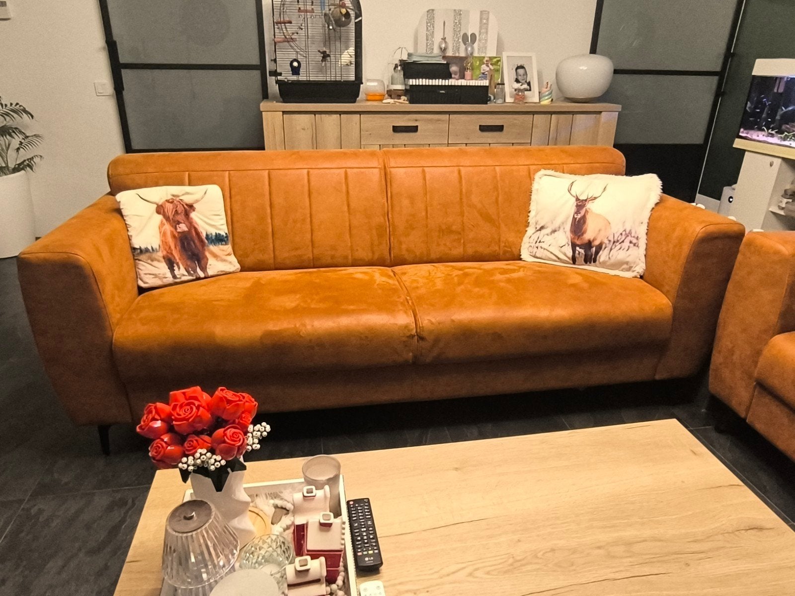 Foto 4 van 2x 3-zits banken cognac microleer + hocker (z.g.a.n.)