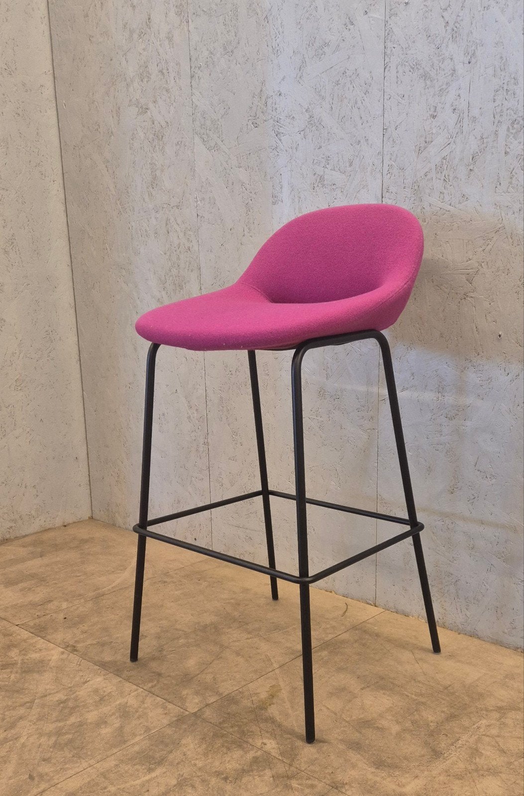 Artifort Beso barkruk roze Khodi Feiz, Ophalen, Met voetsteun, 60 tot 90 cm, Zo goed als nieuw