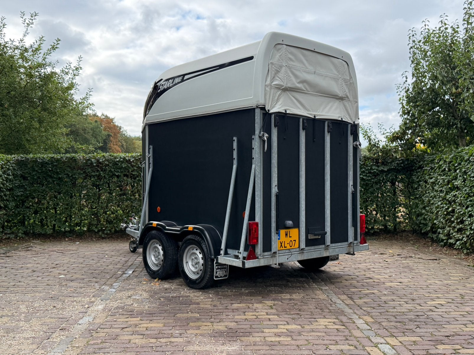 Prachtig mooie 2 paards atec zadelkamer en kunstof vloer, Ophalen, Zo goed als nieuw, 2-paards trailer, TT paardentrailers