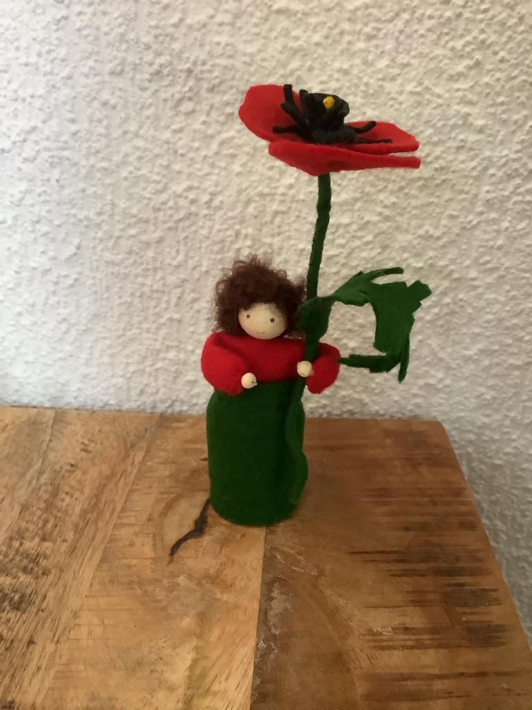 Klaproos bloemenkindje van wolvilt voor de seizoenstafel, Ophalen of Verzenden, Nieuw, Figuurtje(s), Wolvilt